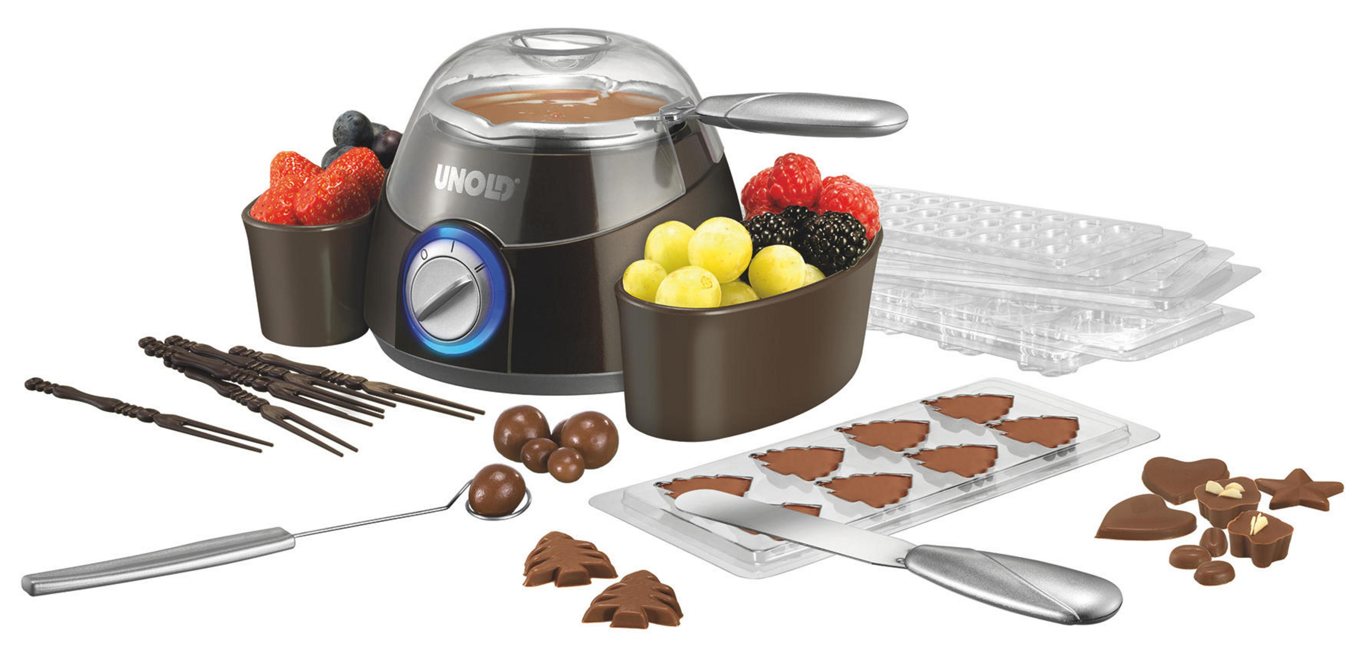 Ein Schokoladenschmelztopf mit Früchten, Schokolade und Werkzeugen für Schokoladenleckereien.