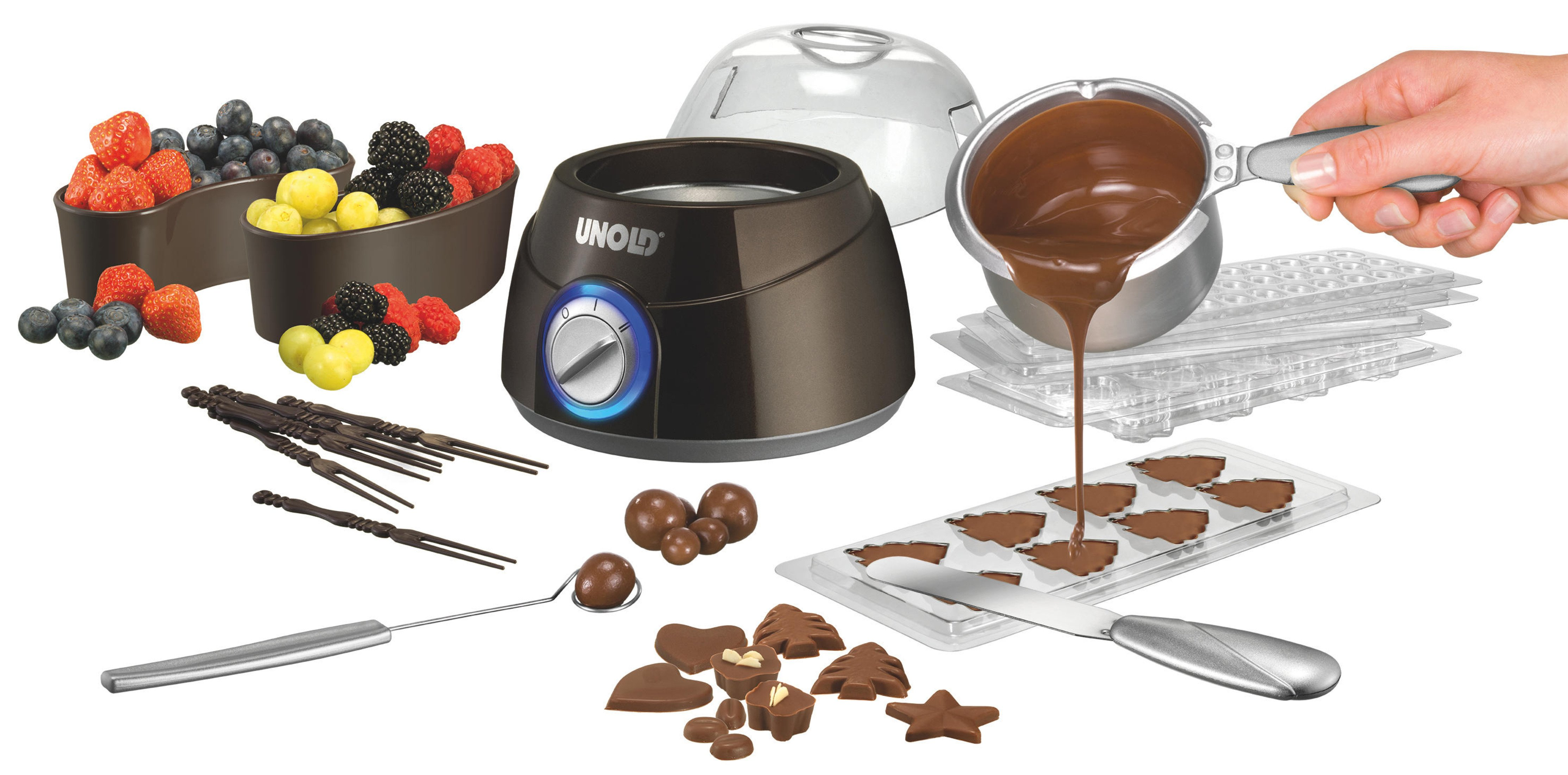 Schokoladen-Schmelz-Set, mit Schmelztopf, Schokolade, Früchten, Formen und einer Hand, die Schokolade gießt.