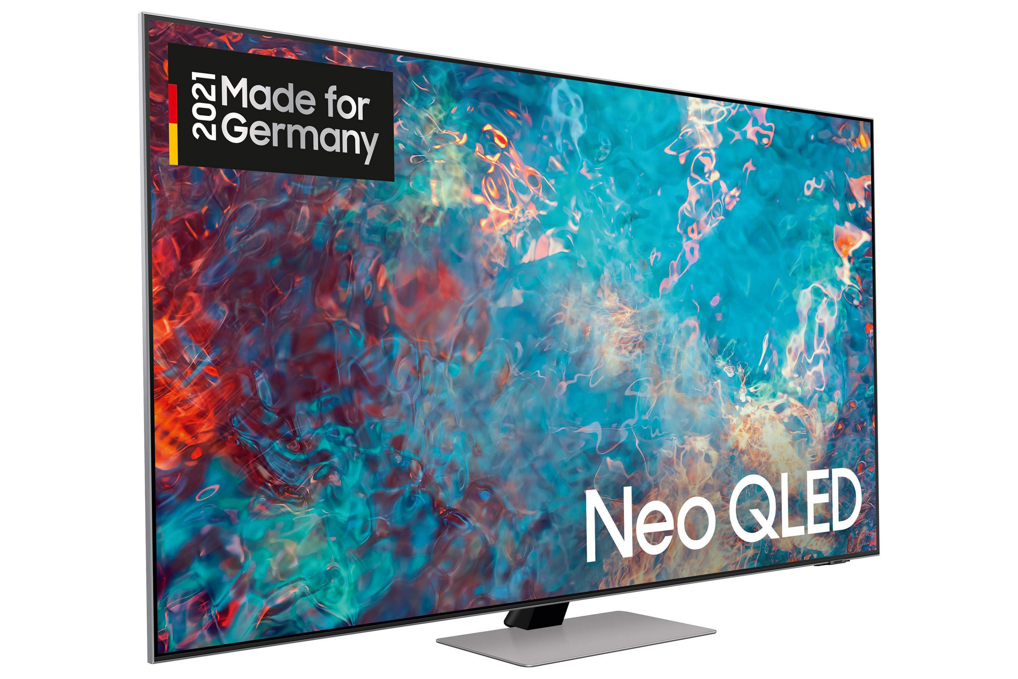 Großer Bildschirm-Fernseher mit blauem und rotem abstrakten Design. Text sagt Neo QLED.