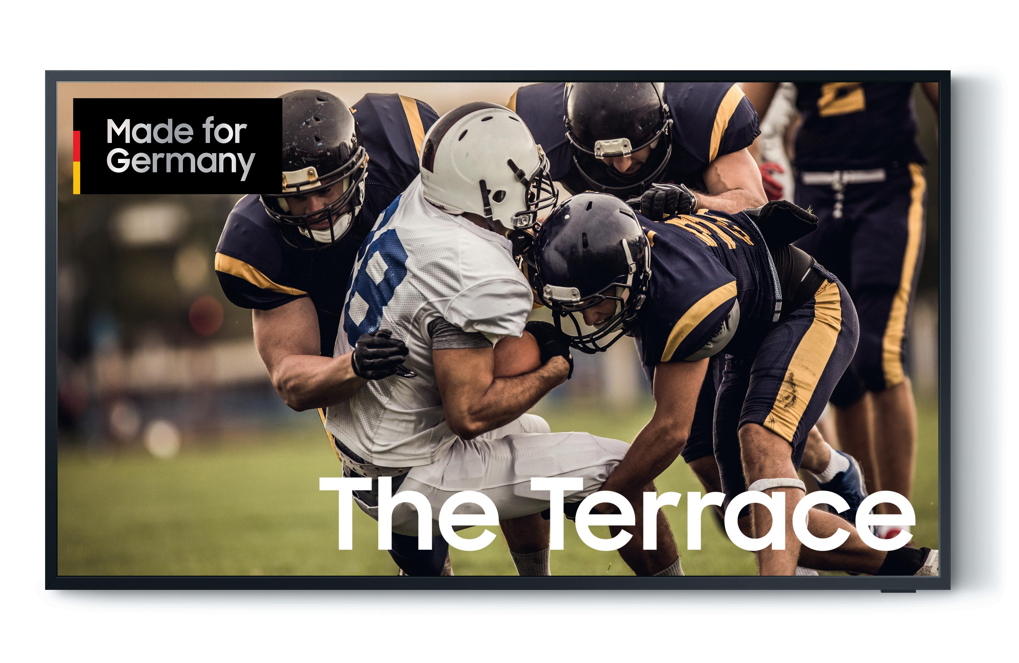 Ekran TV wyświetlający mecz futbolu amerykańskiego z zawodnikami w akcji.