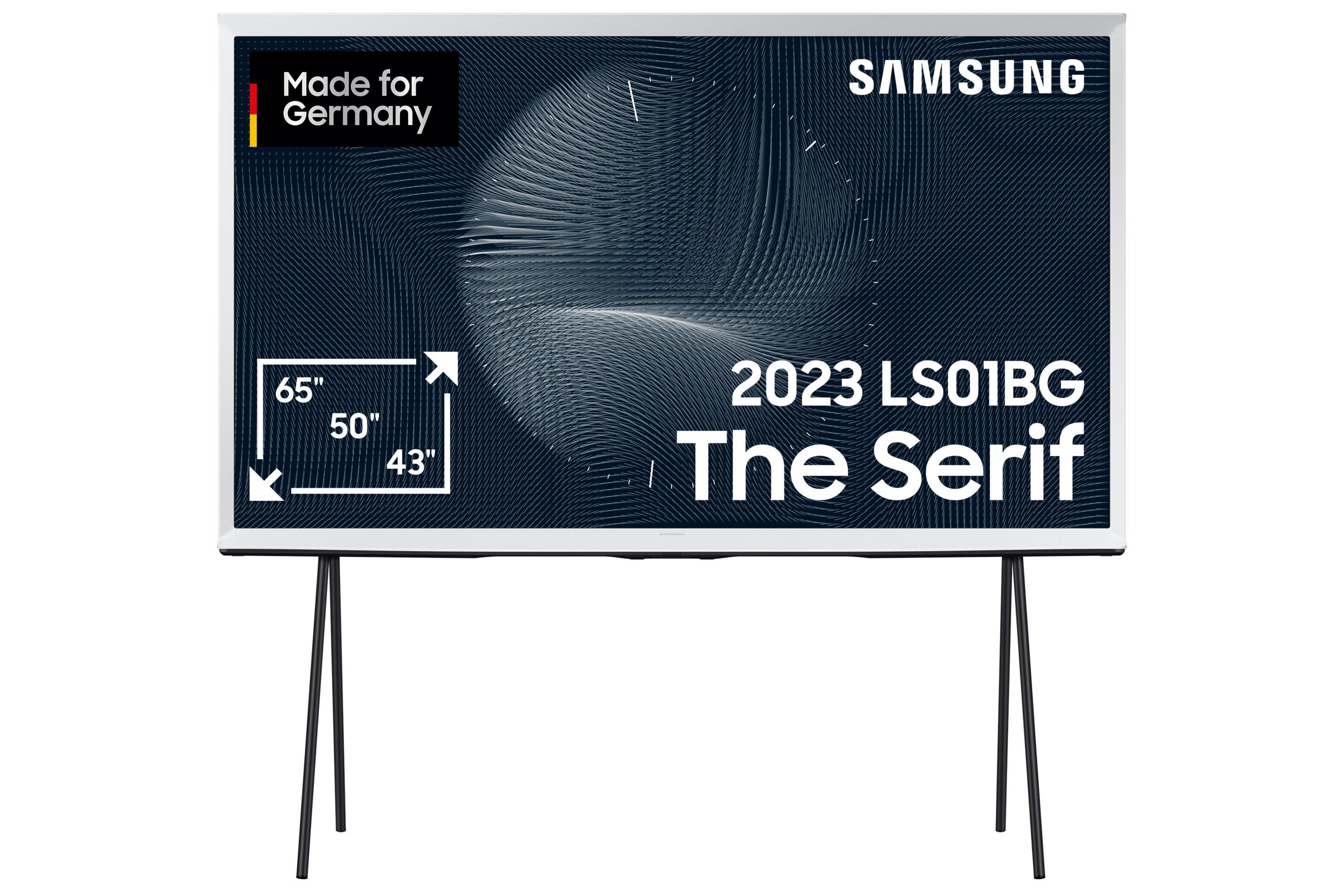 Biały telewizor Samsung 'The Serif' na czarnych nogach. Tekst na ekranie: '2023 LS01BG The Serif'.