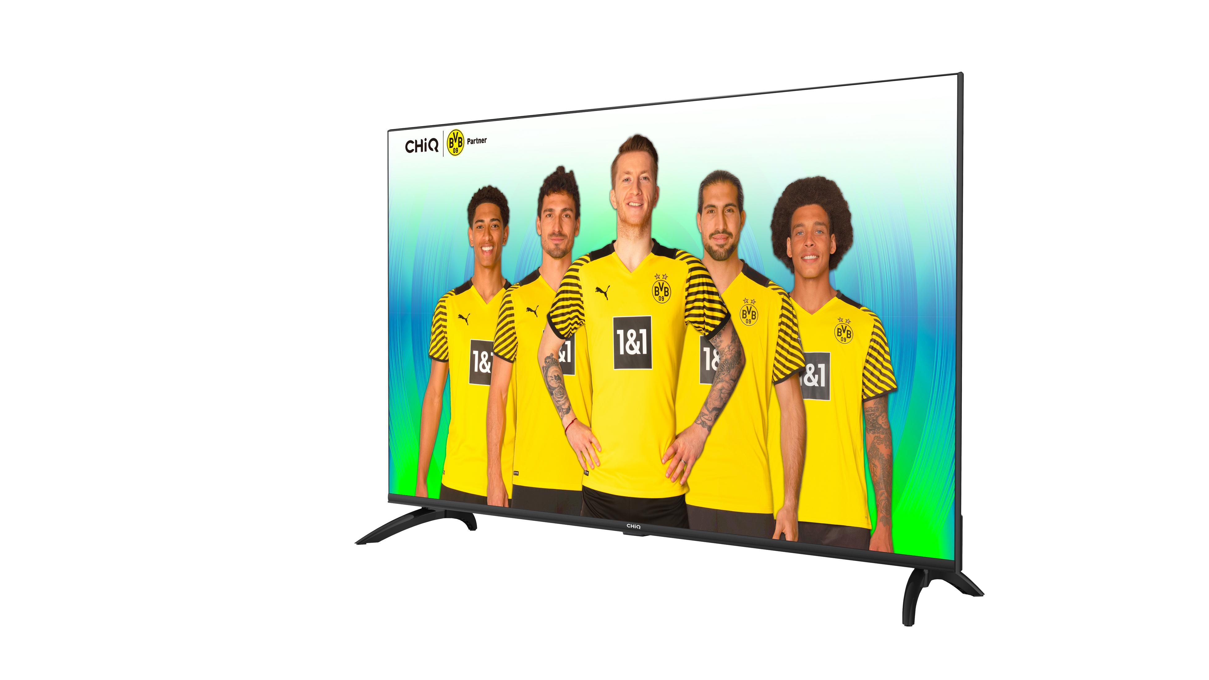 Fernseher, der ein Team von Fußballspielern in gelben Trikots auf weißem Hintergrund zeigt.
