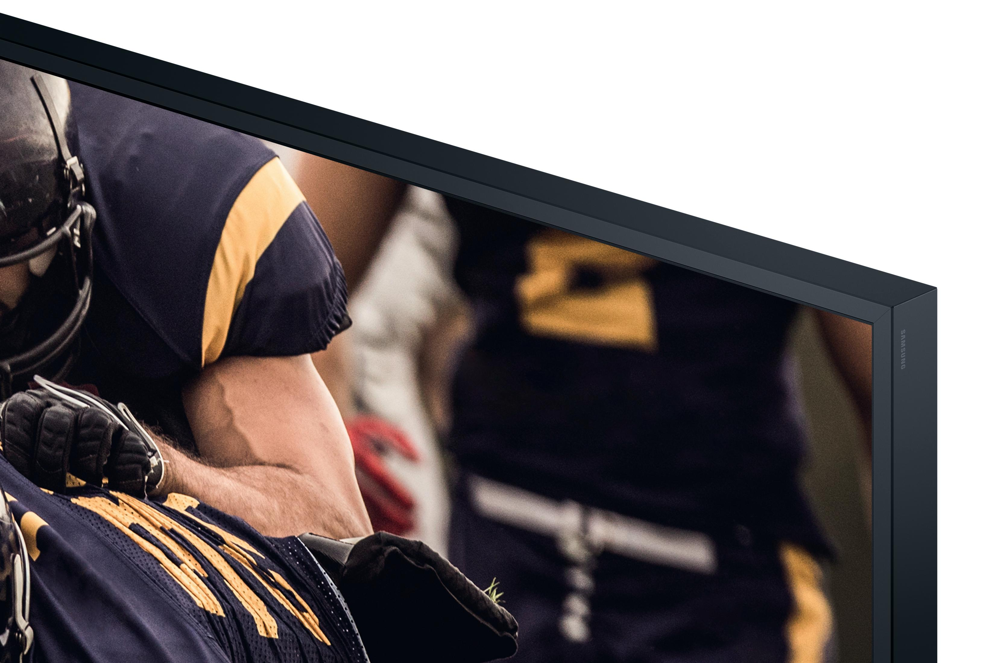 Zbliżenie telewizora pokazującego mecz futbolu amerykańskiego z dwoma zawodnikami.