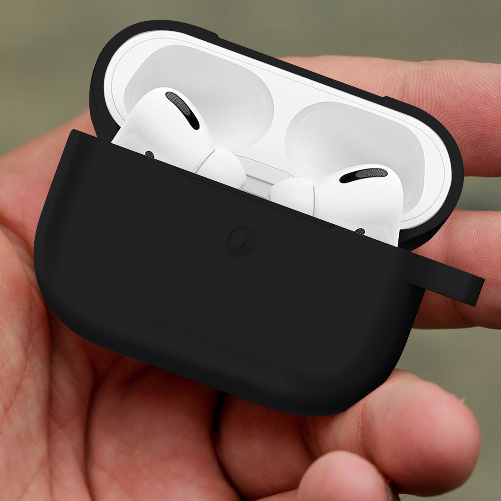 AirPods Pro negros en un estuche de carga negro, sostenidos por una mano con fondo borroso.