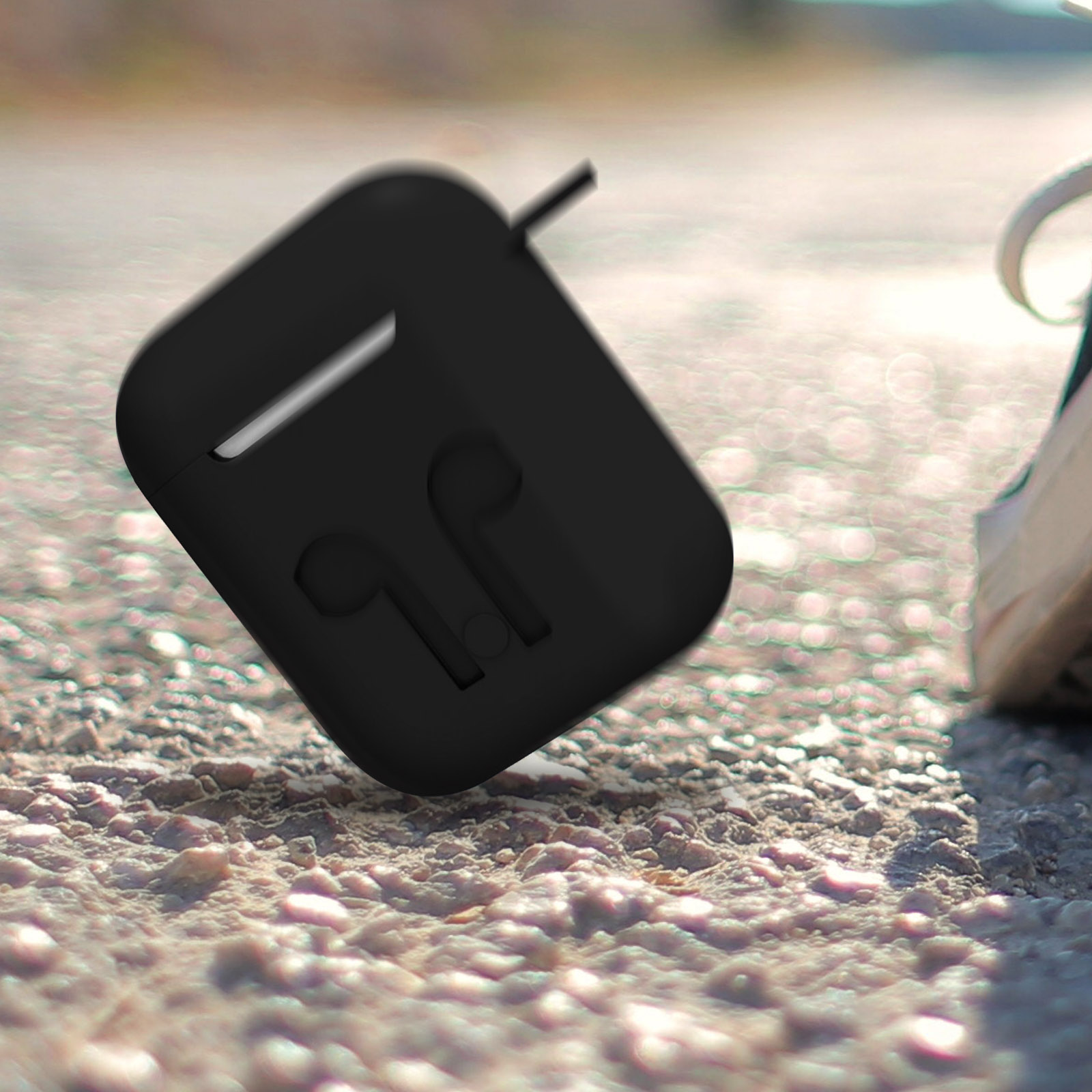 Una funda transparente para teléfono con diseño protector, sobre una superficie negra.