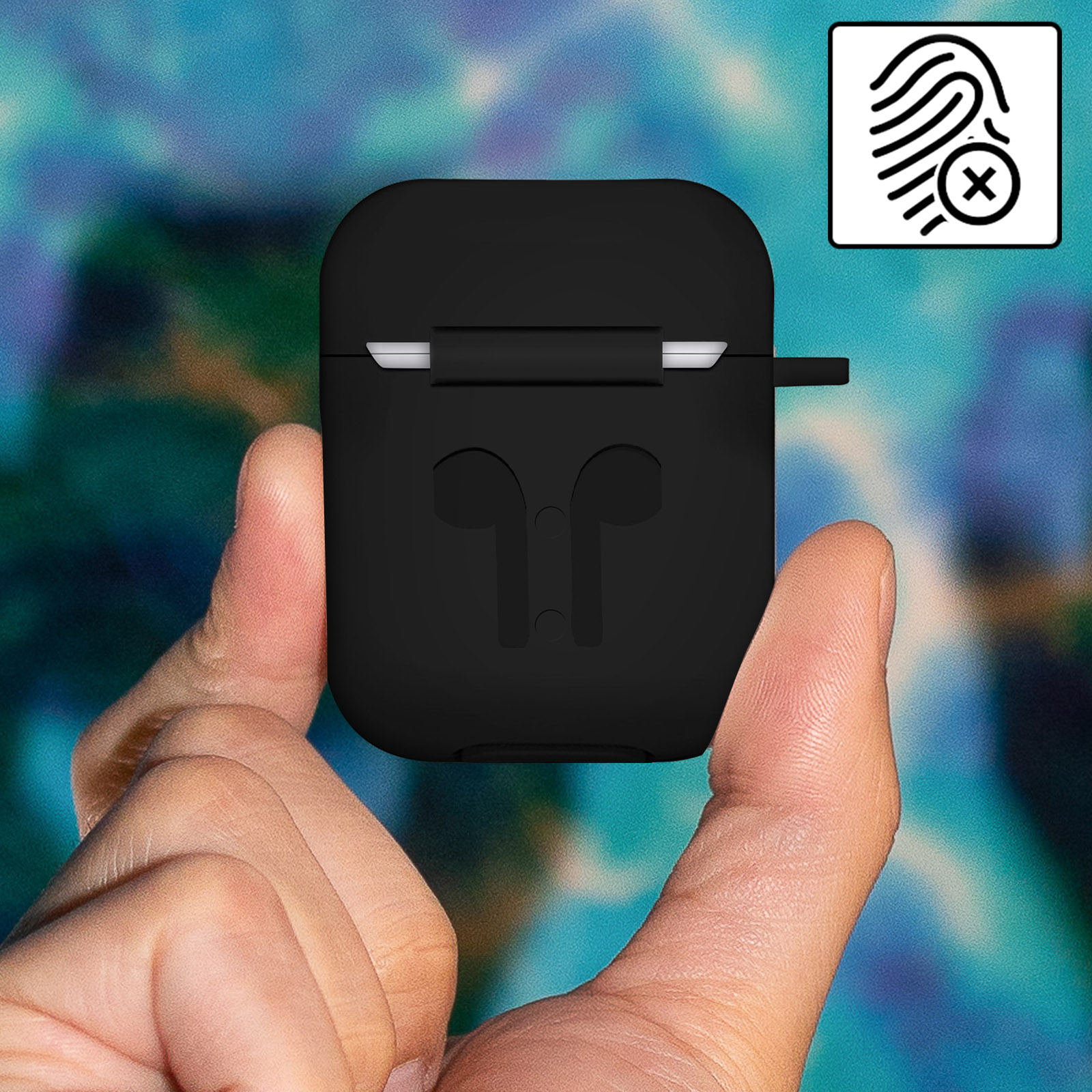 Estuche negro de AirPods en la mano. El estuche tiene un símbolo resistente a huellas dactilares en la esquina superior derecha.
