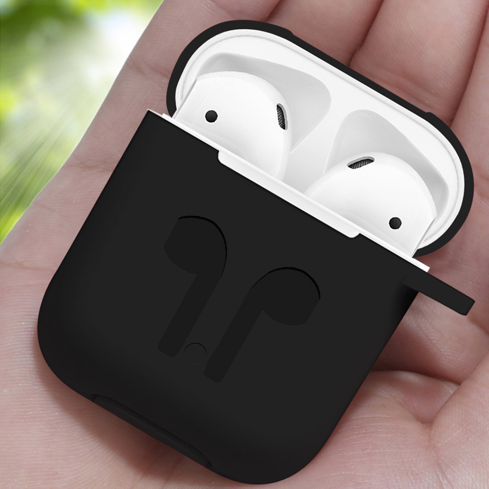 Funda protectora negra con AirPods dentro, sostenida en una mano.