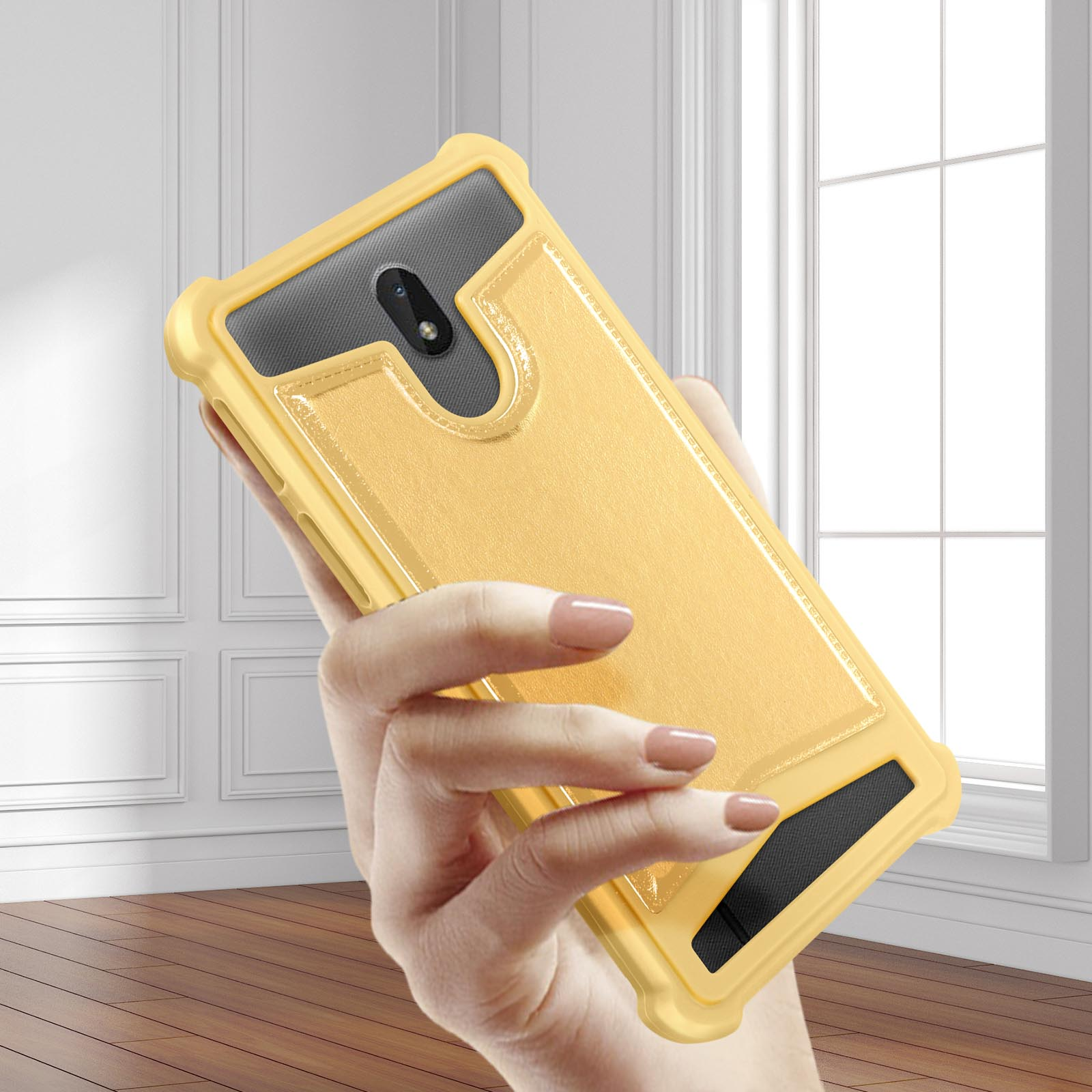 Mano che tiene una custodia gialla per telefono. La custodia è su un telefono con la fotocamera visibile.