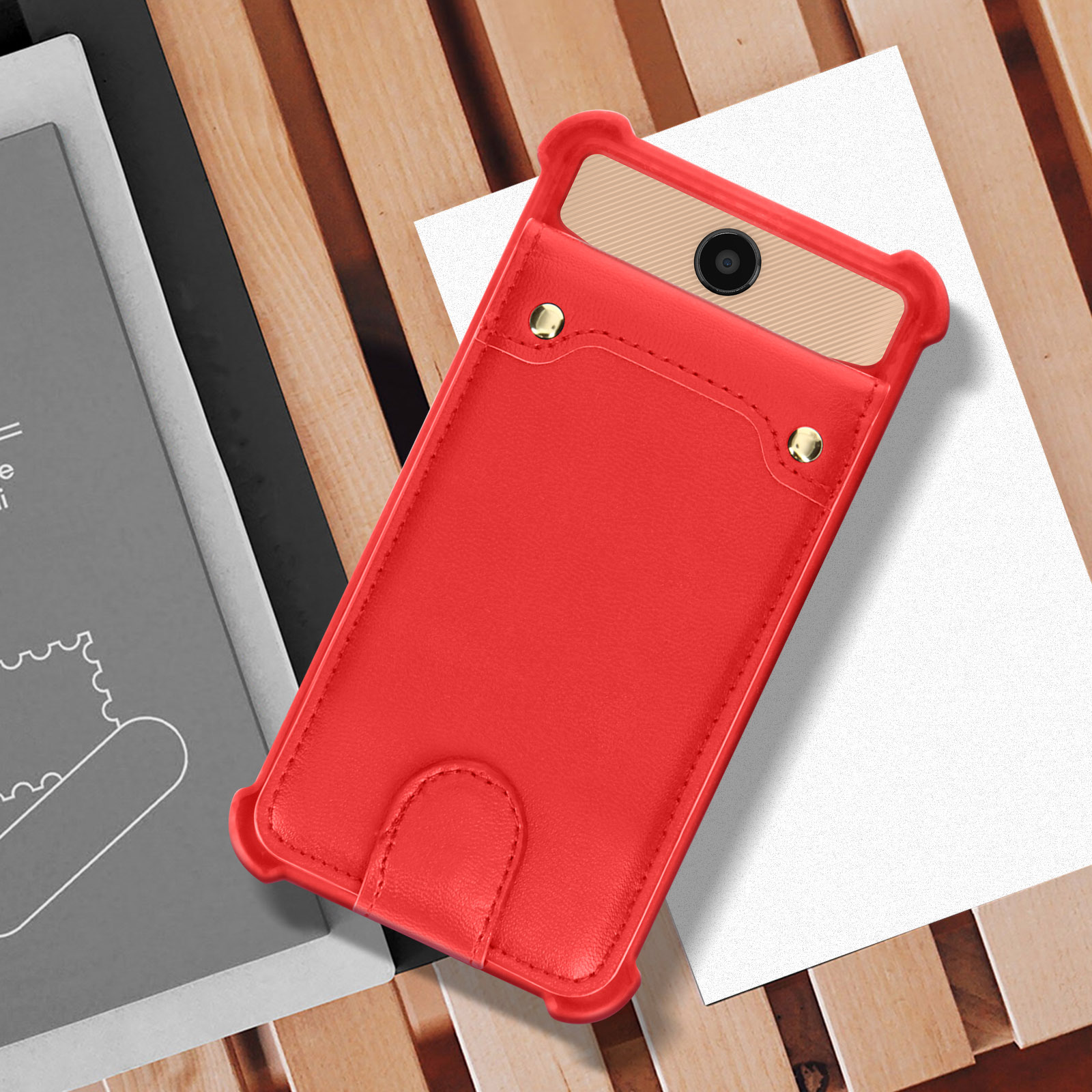 Custodia rossa per telefono con slot per carte. Il telefono è parzialmente visibile. È posto su una superficie in legno.