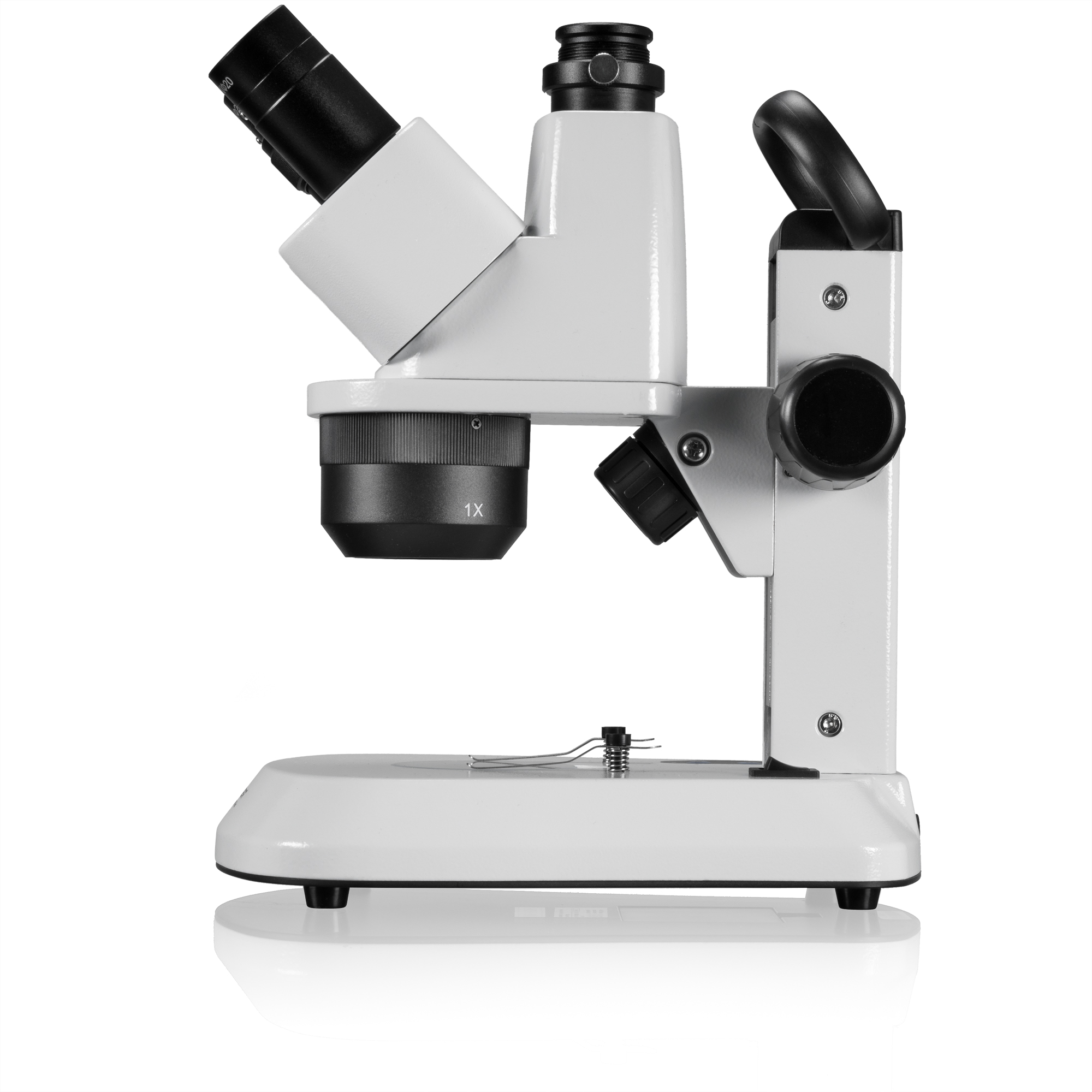 Un microscopio blanco con un ocular negro y lentes de objetivo, sobre un fondo blanco.