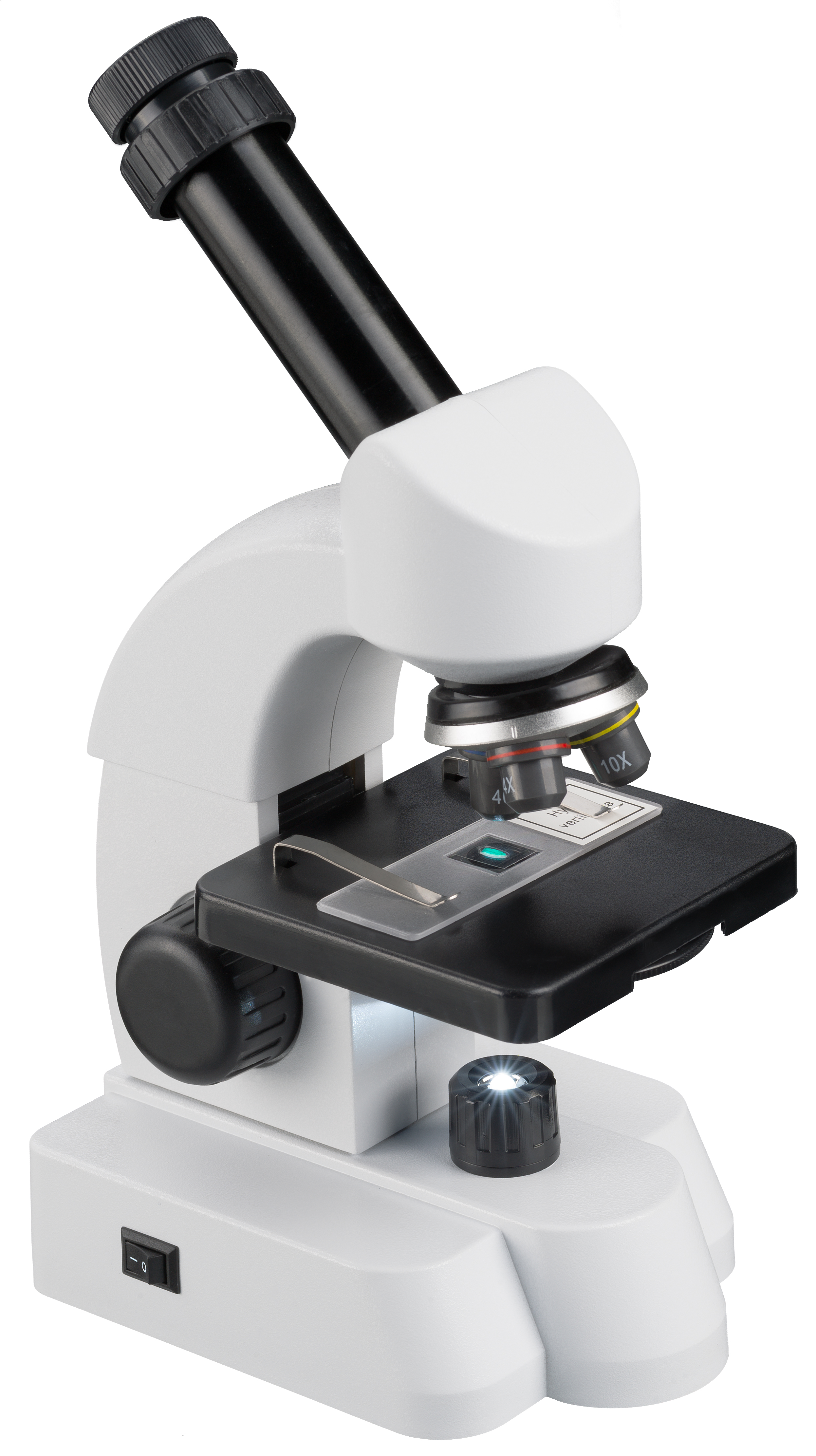 Microscopio blanco con tubo y lentes negros, sobre superficie blanca.