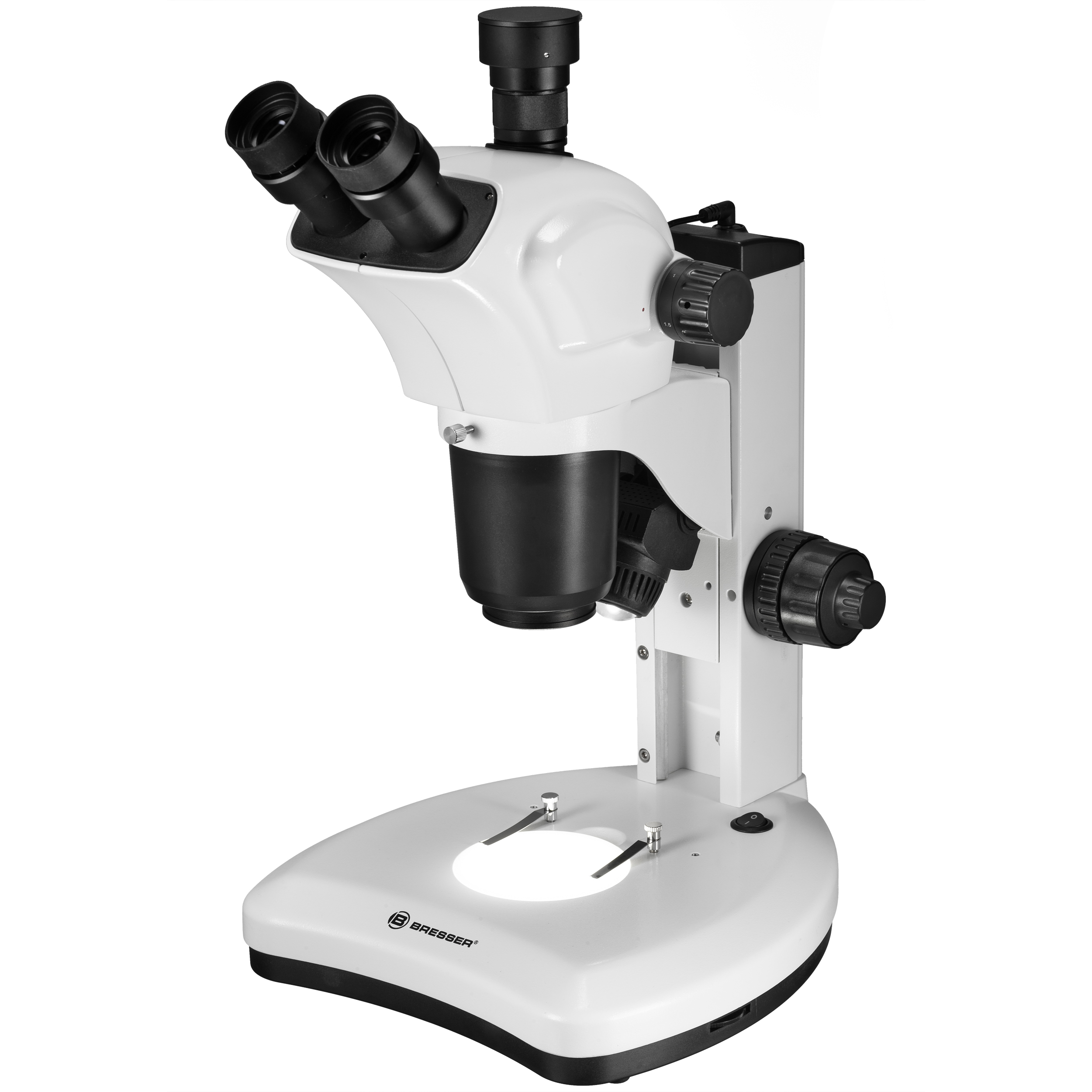Un microscopio blanco con dos oculares y un logotipo de Bresser en la base.
