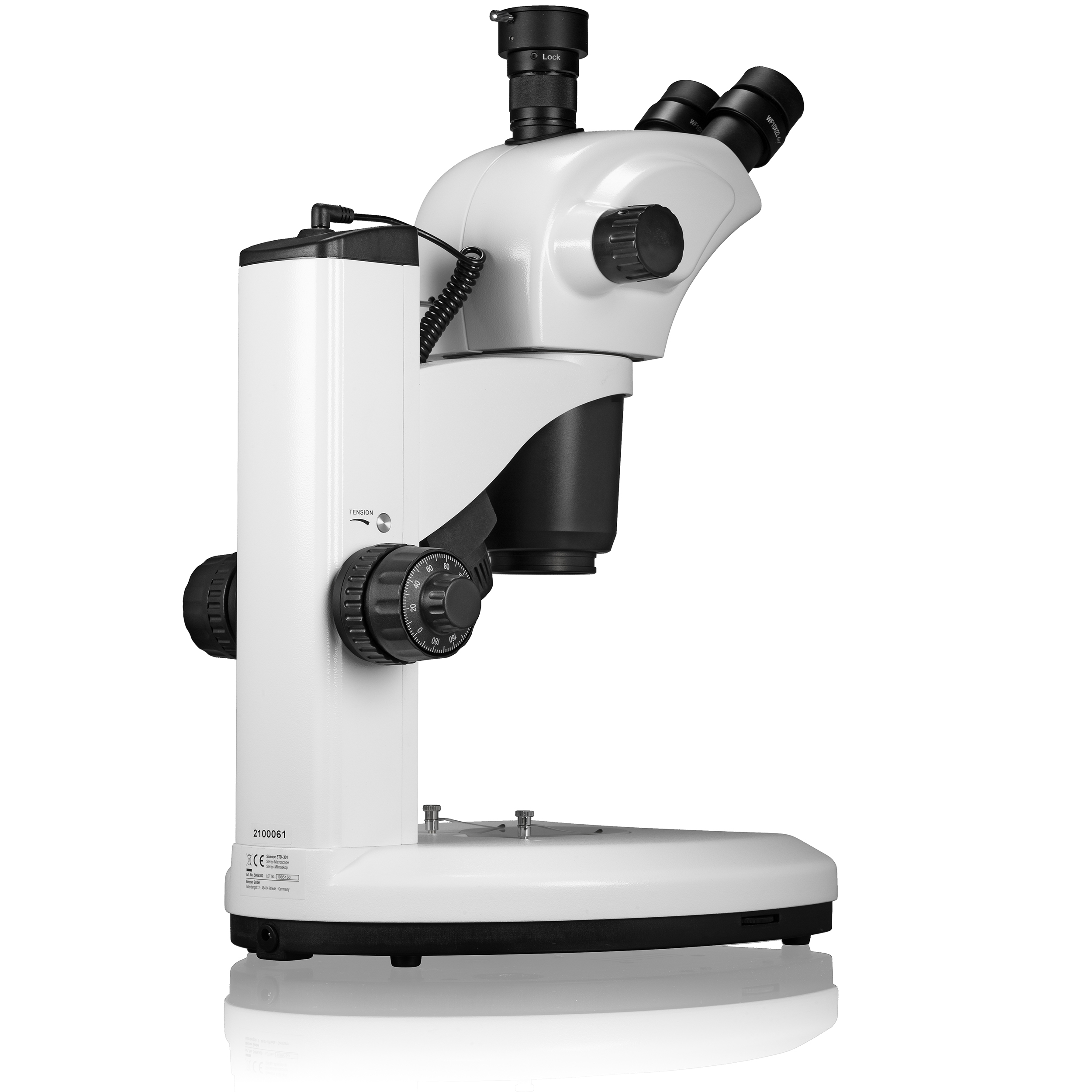 Microscopio blanco, con lentes ajustables y perillas y palancas negras.