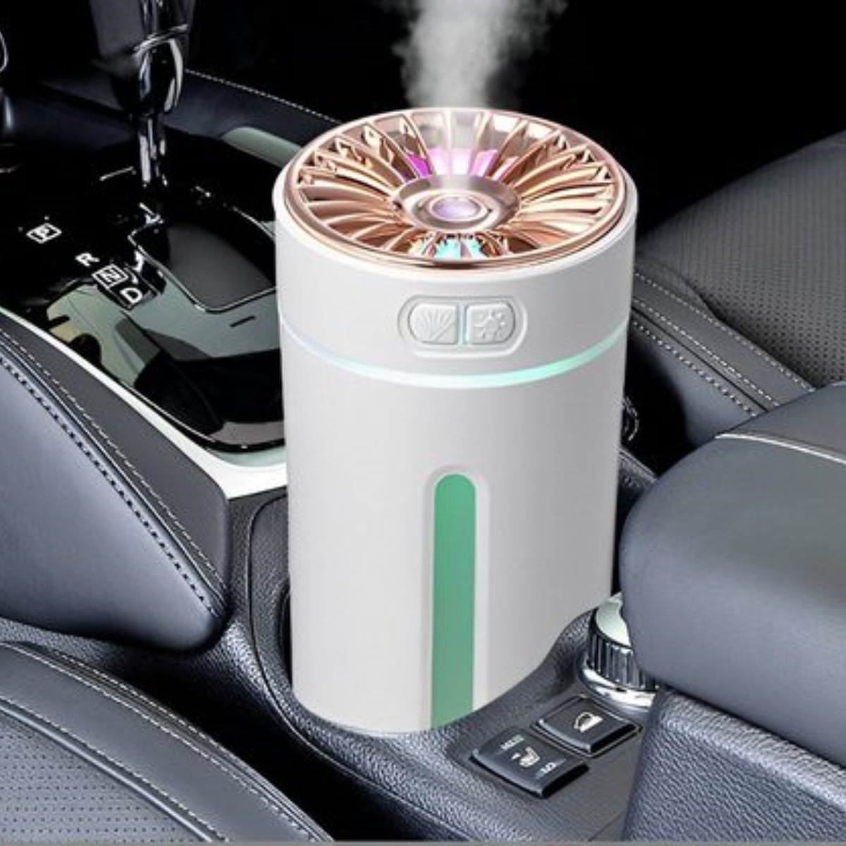 Un humidificador blanco y dorado está en la consola central de un coche.