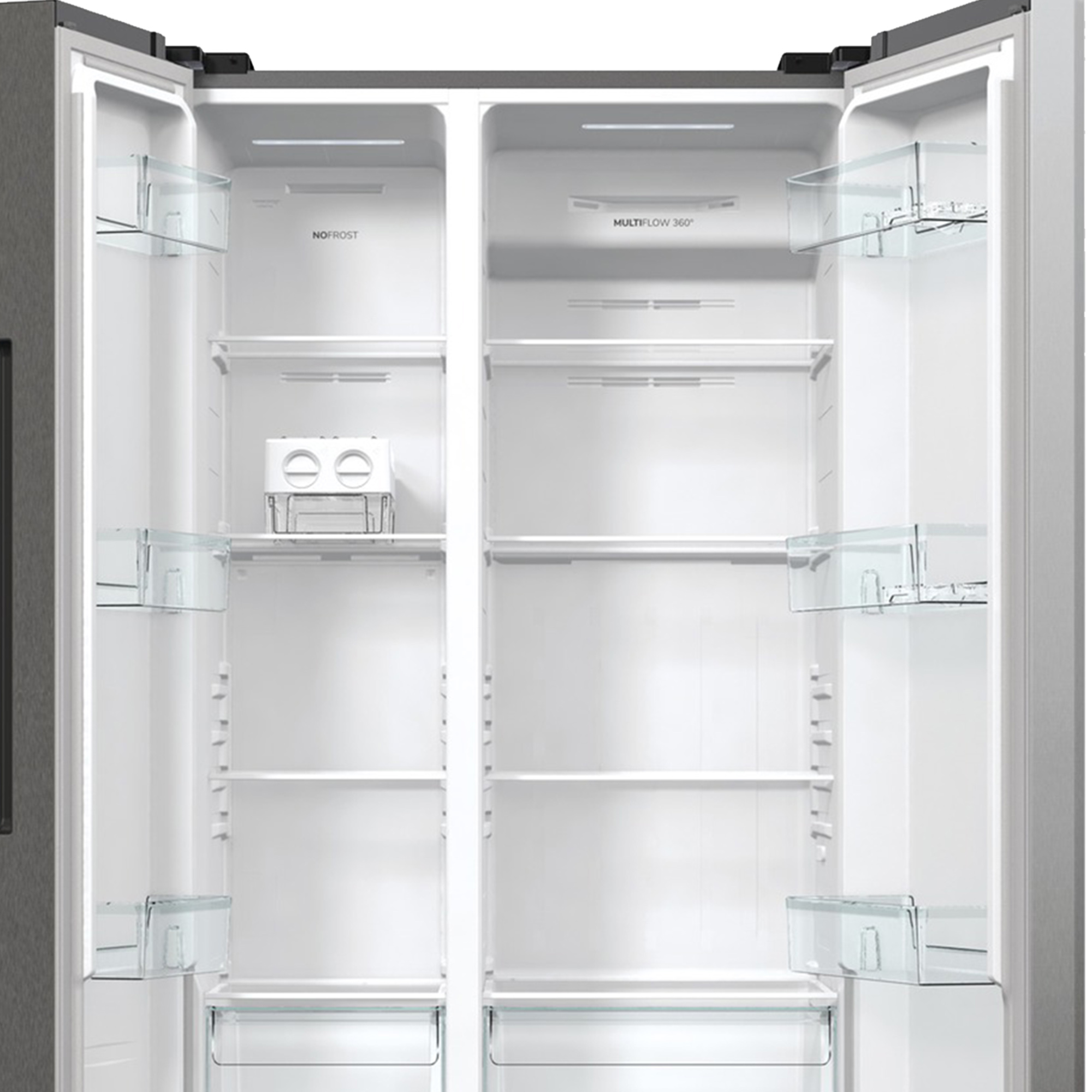 Ein offener Kühlschrank mit mehreren Regalen, zeigt eine klare Innenansicht.