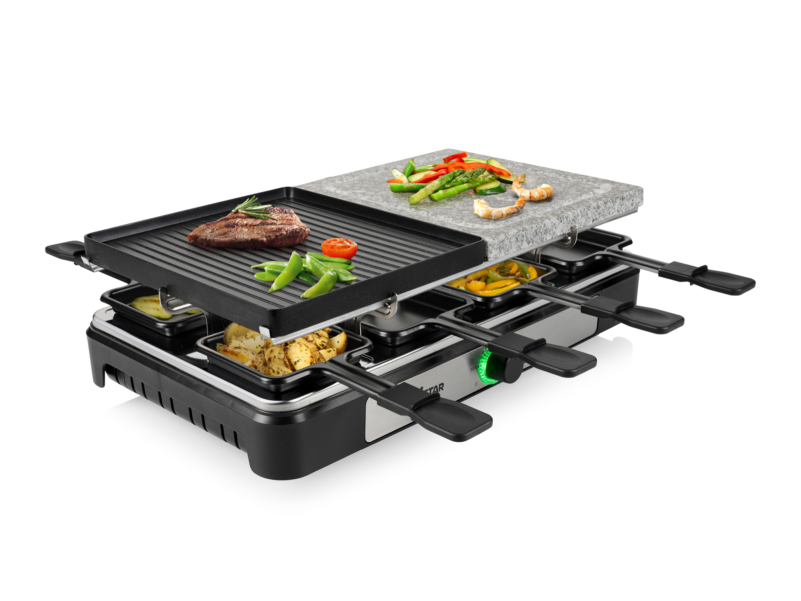 Ein Raclette-Grill mit Essen: Steak, Gemüse, Käse und Garnelen, auf weißer Oberfläche. Schwarz und Silber.