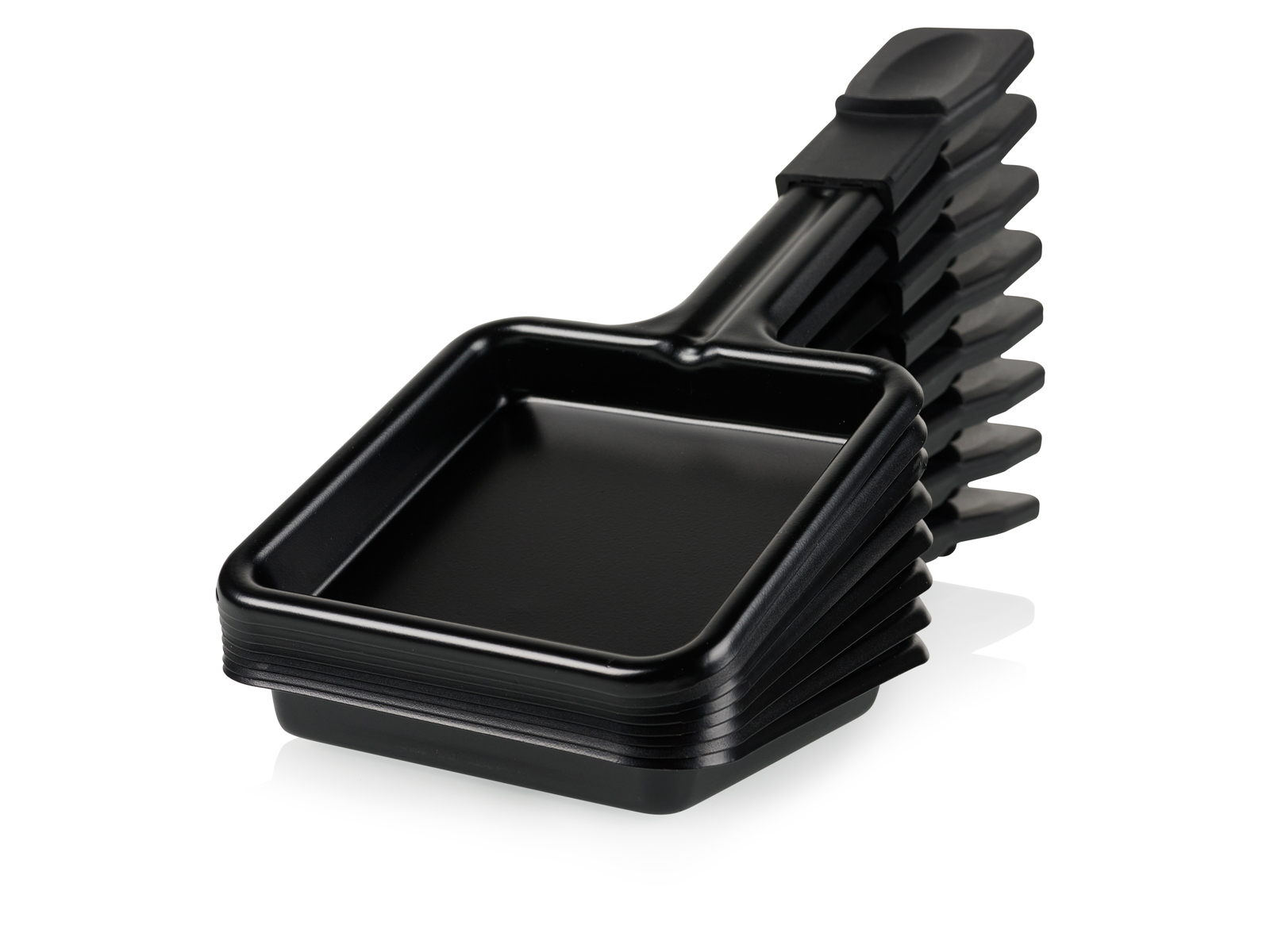 Woda wylewa się na ostrza golarki elektrycznej.