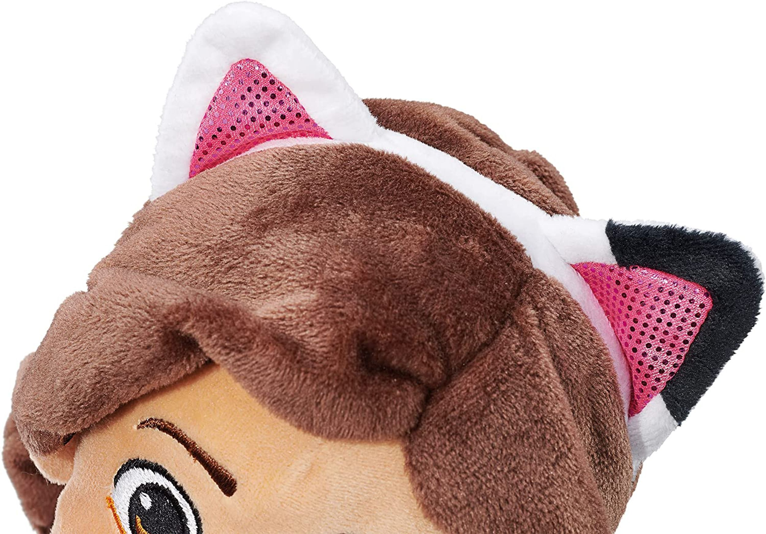 Pluszowa zabawka z kocimi uszami i twarzą, zbliżenie na uszy.