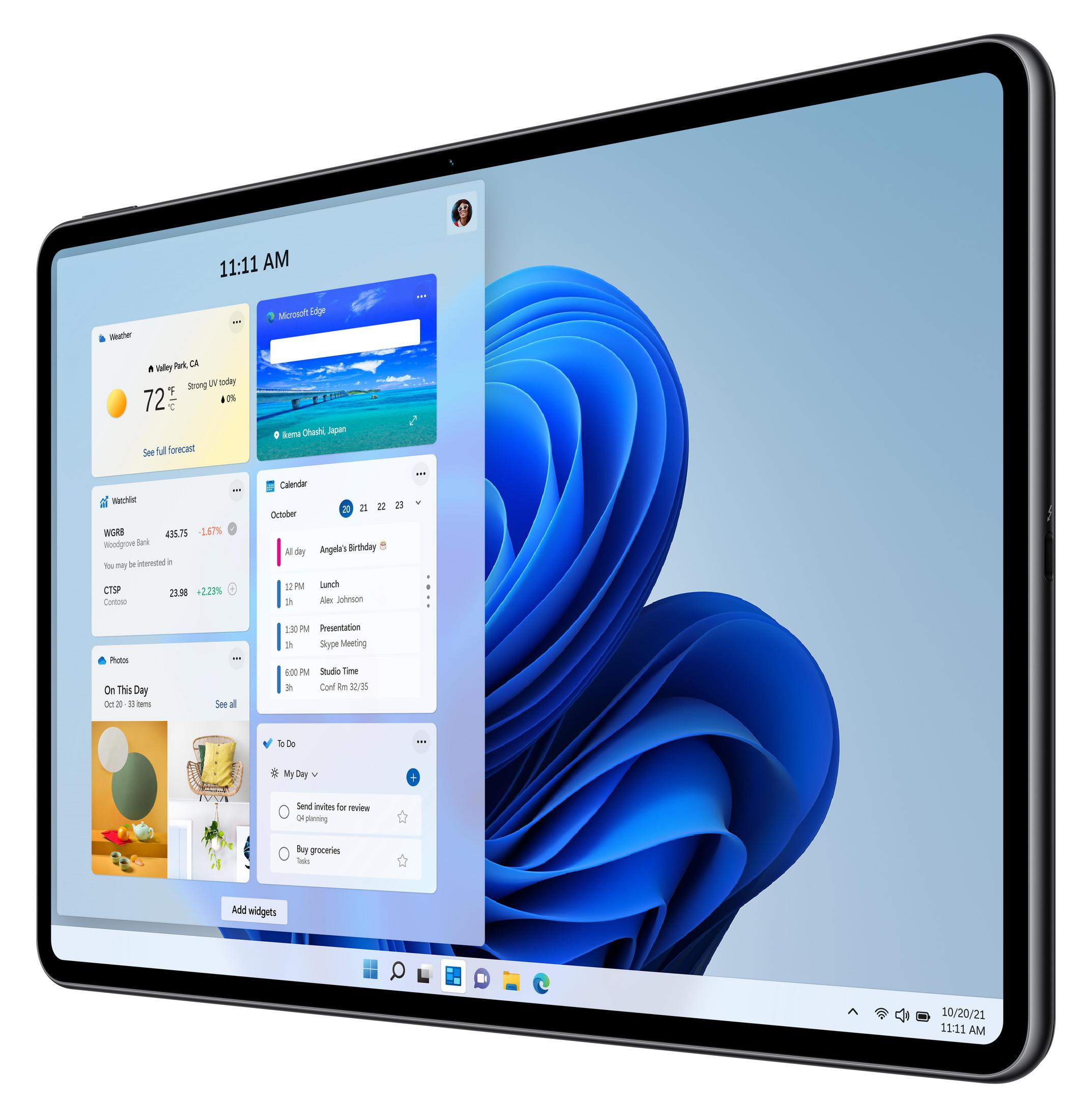 Une tablette affiche l'interface Windows 11, avec des widgets et un fond d'écran personnalisé.
