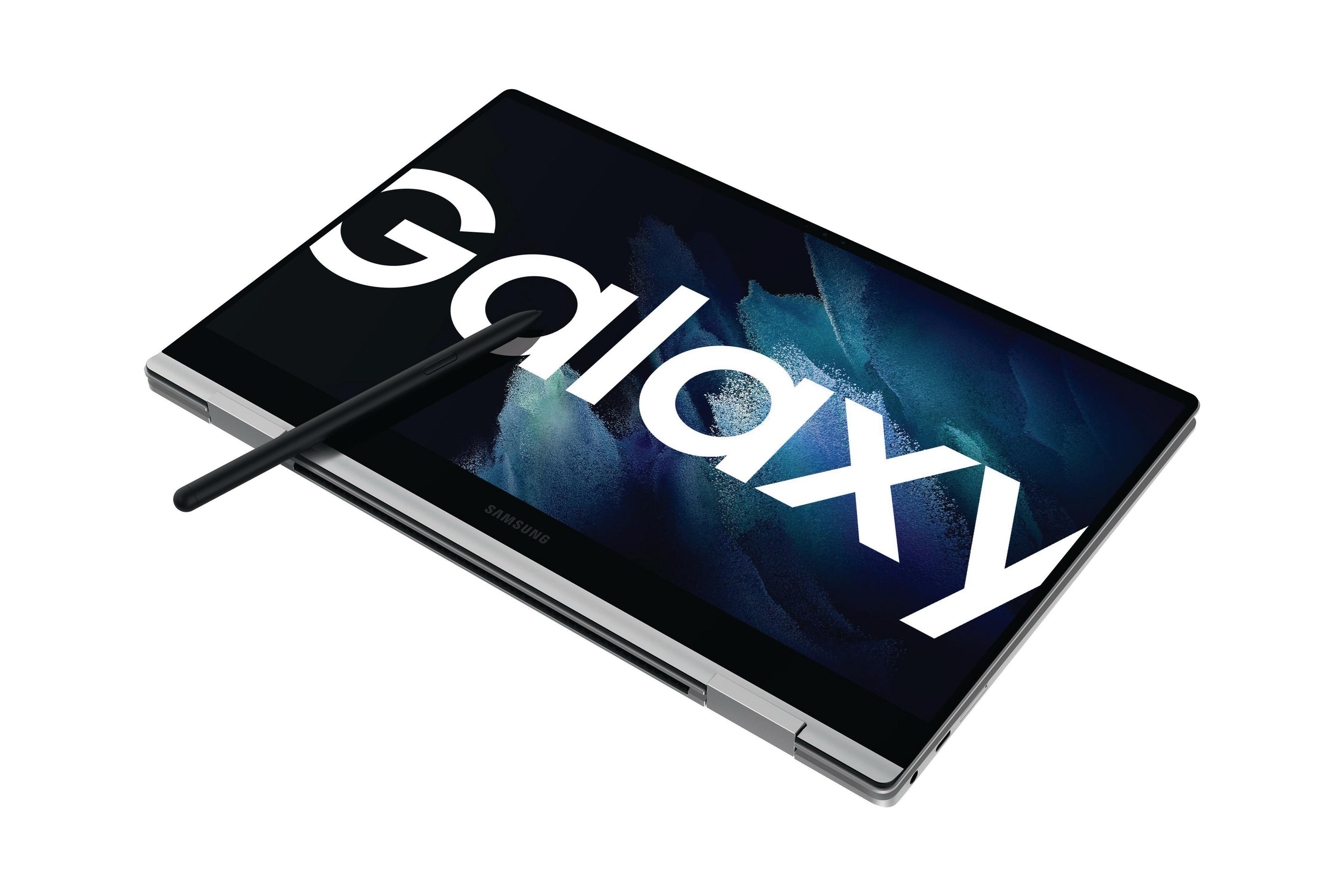 Ein silberner Laptop mit dem Wort 'Galaxy' auf dem Bildschirm und einem Stift.