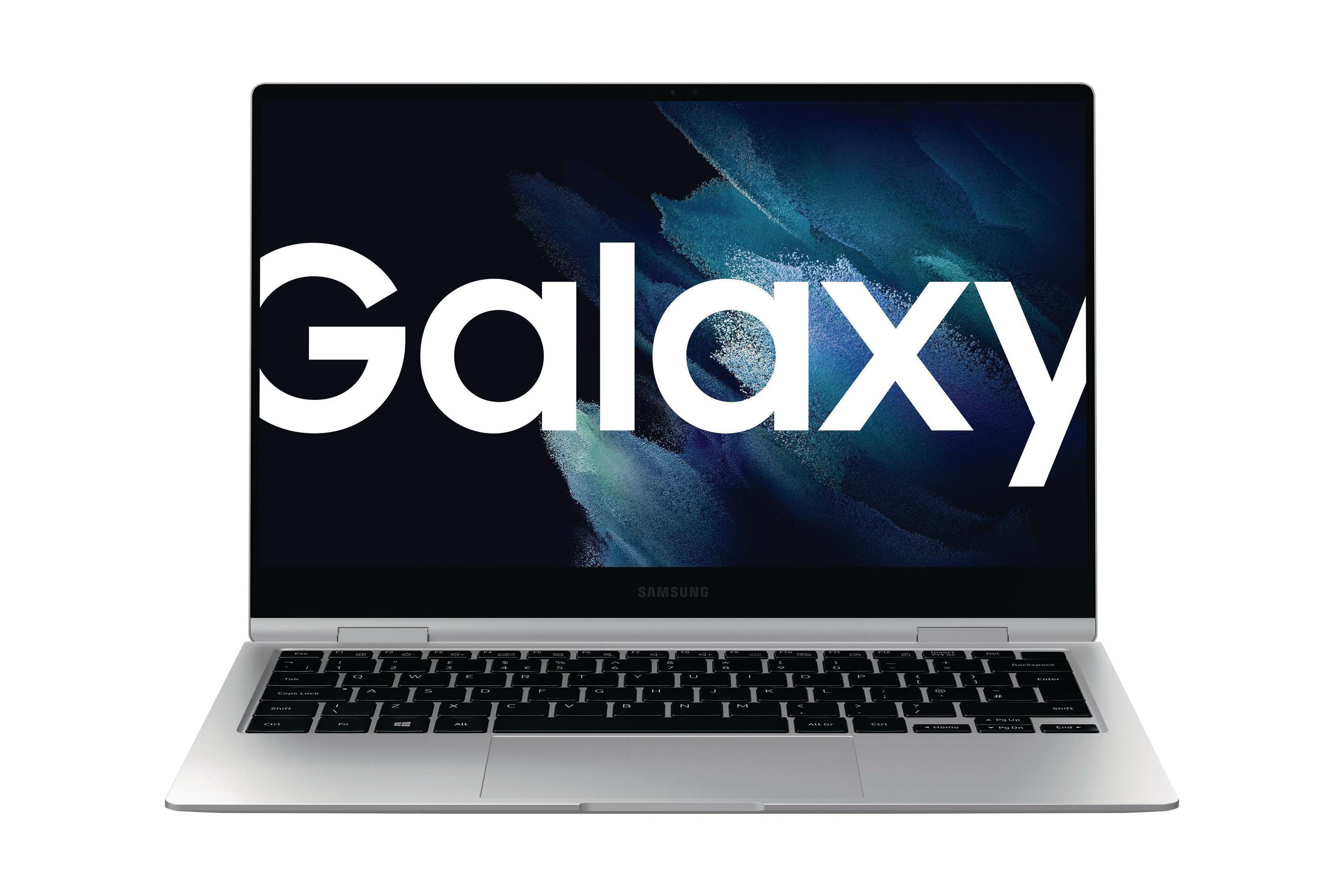 Silberner Laptop mit dem Wort "Galaxy" auf dem Bildschirm, geöffnet und zum Betrachter geneigt.