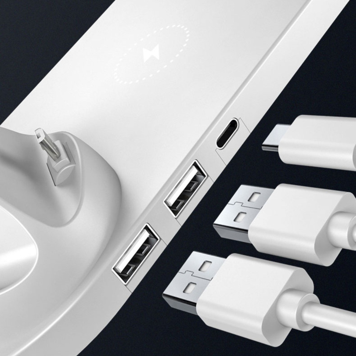 Weiße Ladestation mit mehreren USB-Anschlüssen und einer Ladestation für ein Telefon.