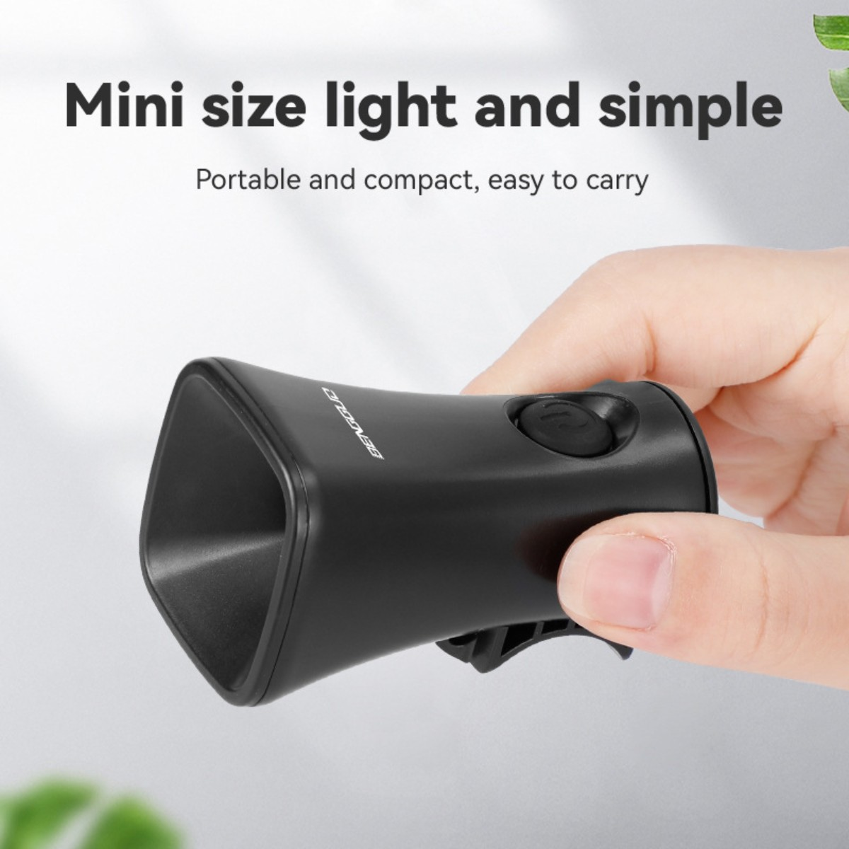 Dispositivo negro en forma de cono sostenido por una mano, con texto 'Mini size light and simple'.