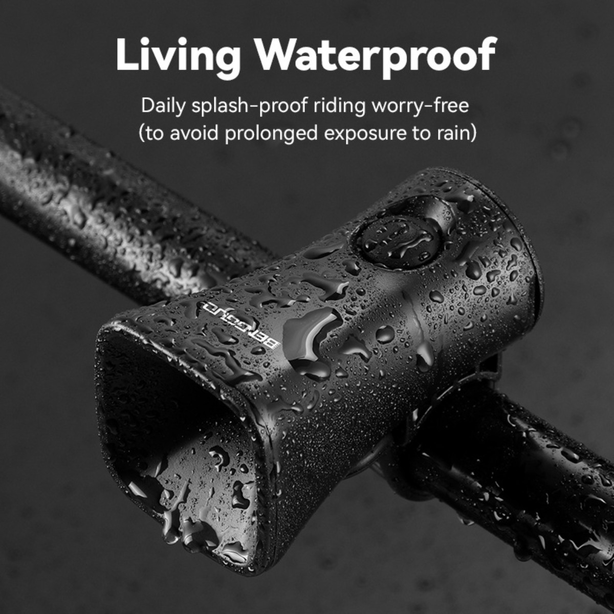 Un dispositivo negro impermeable con gotas de agua. Está montado en una barra negra.