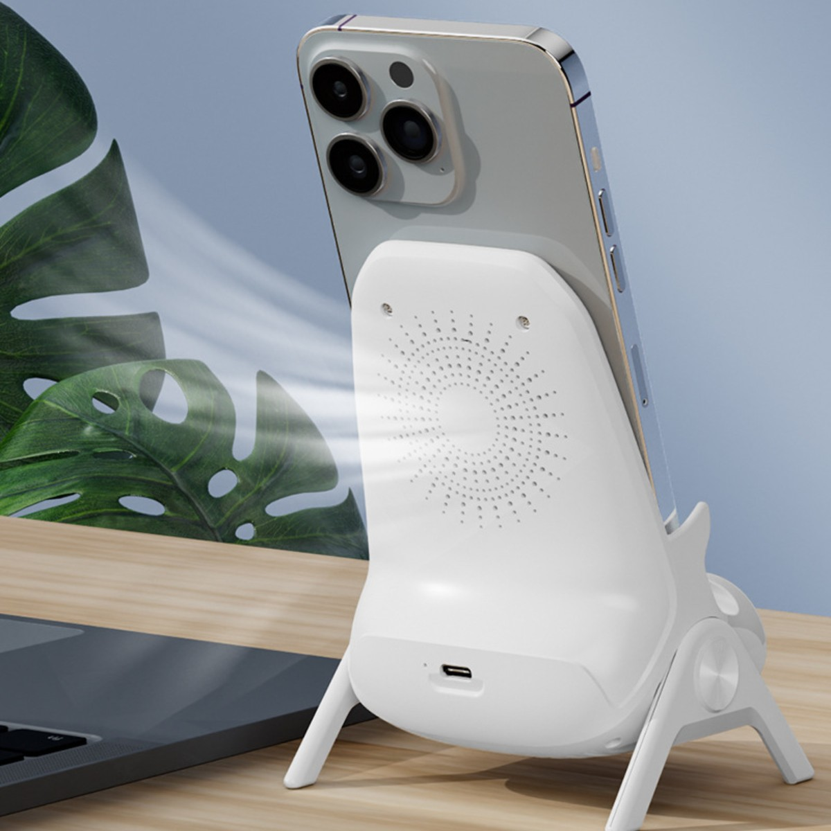 Weißer Telefonständer mit Telefon, Ventilator. Hintergrund ist ein Holzschreibtisch mit Blatt.
