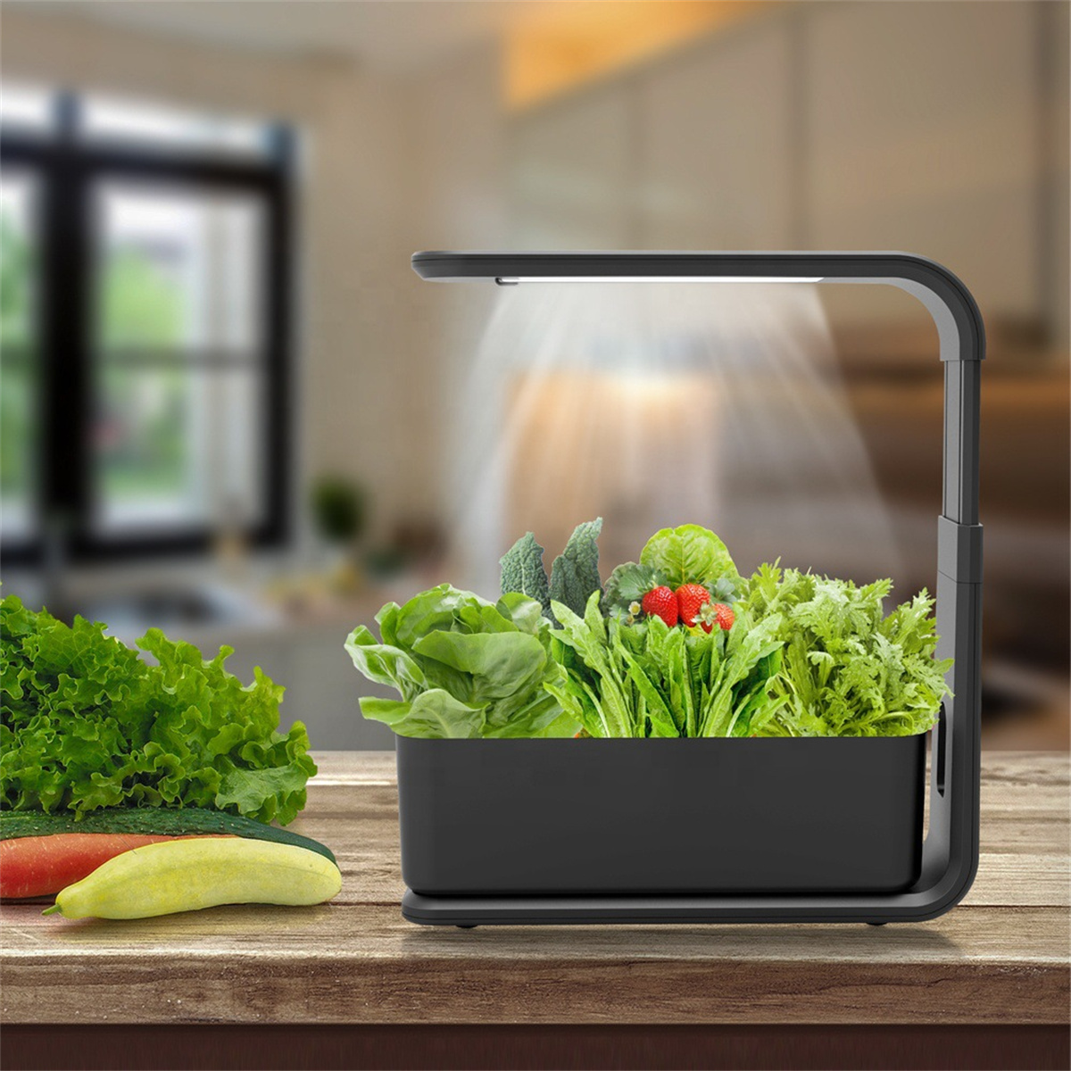 Jardín hidropónico interior con varias plantas, iluminado por una luz cenital. Sobre una mesa de madera con verduras.