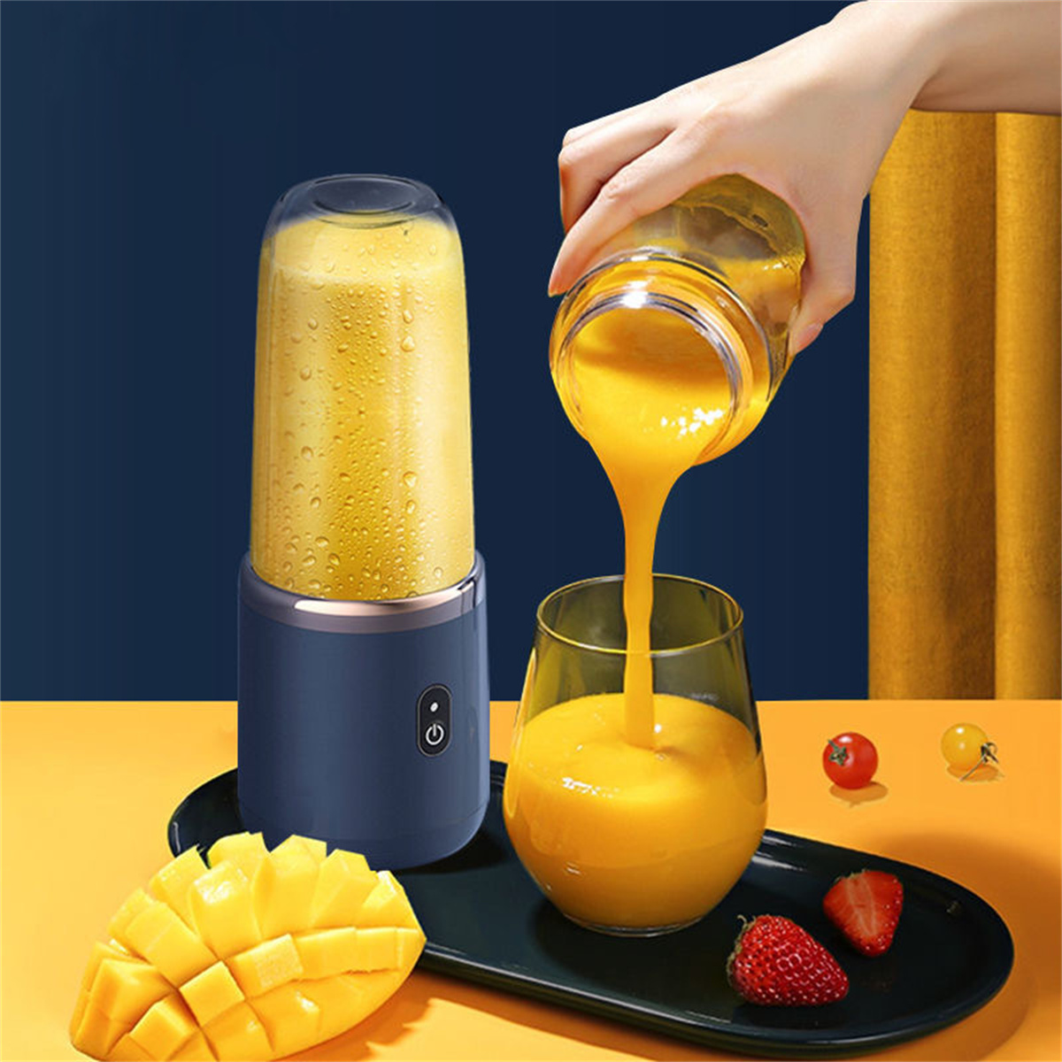 Hand gießt Orangensaft aus einem Glas in ein Glas. Mixer links.