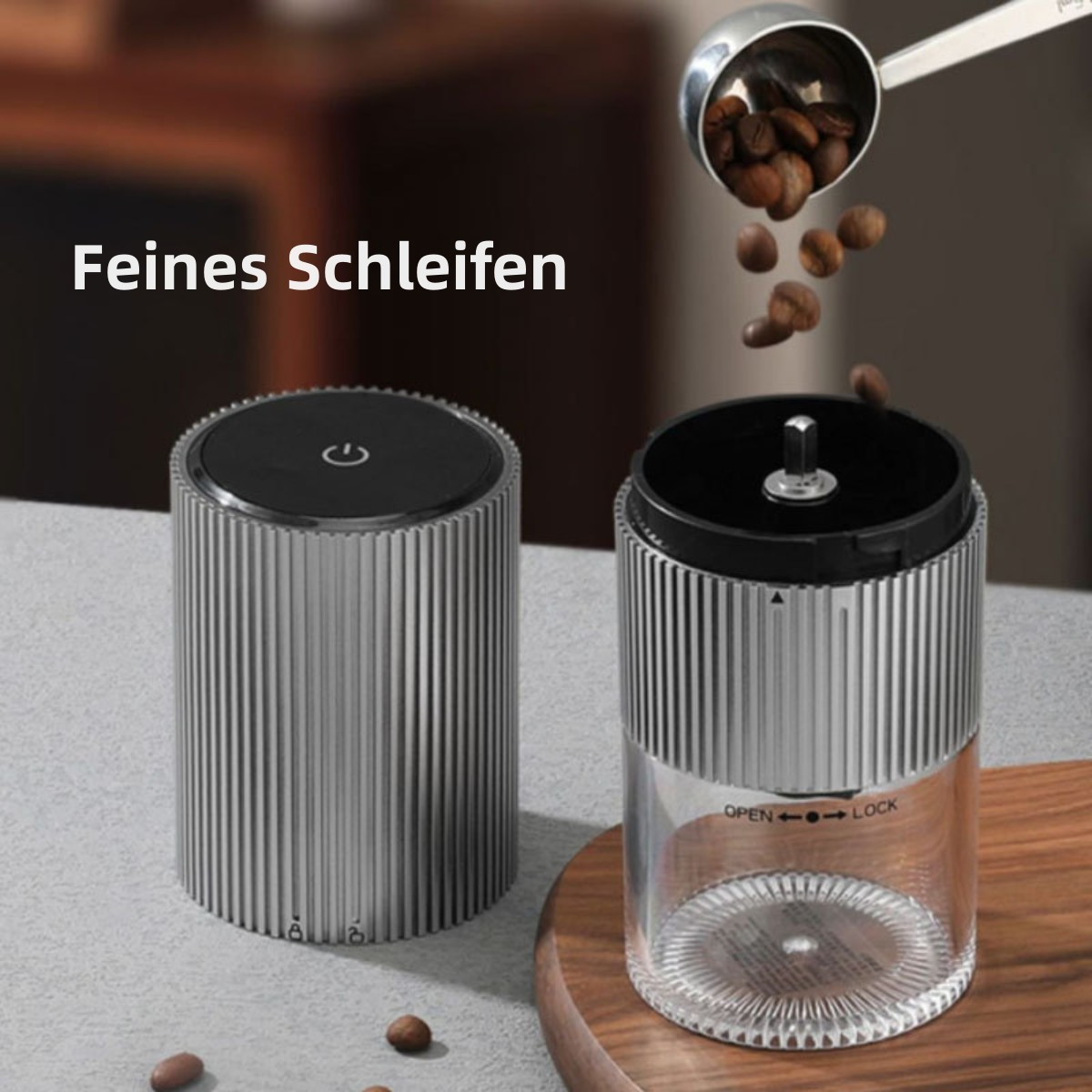 Kaffeebohnen werden in eine Mühle gegossen. Zwei Mühlen sind abgebildet.