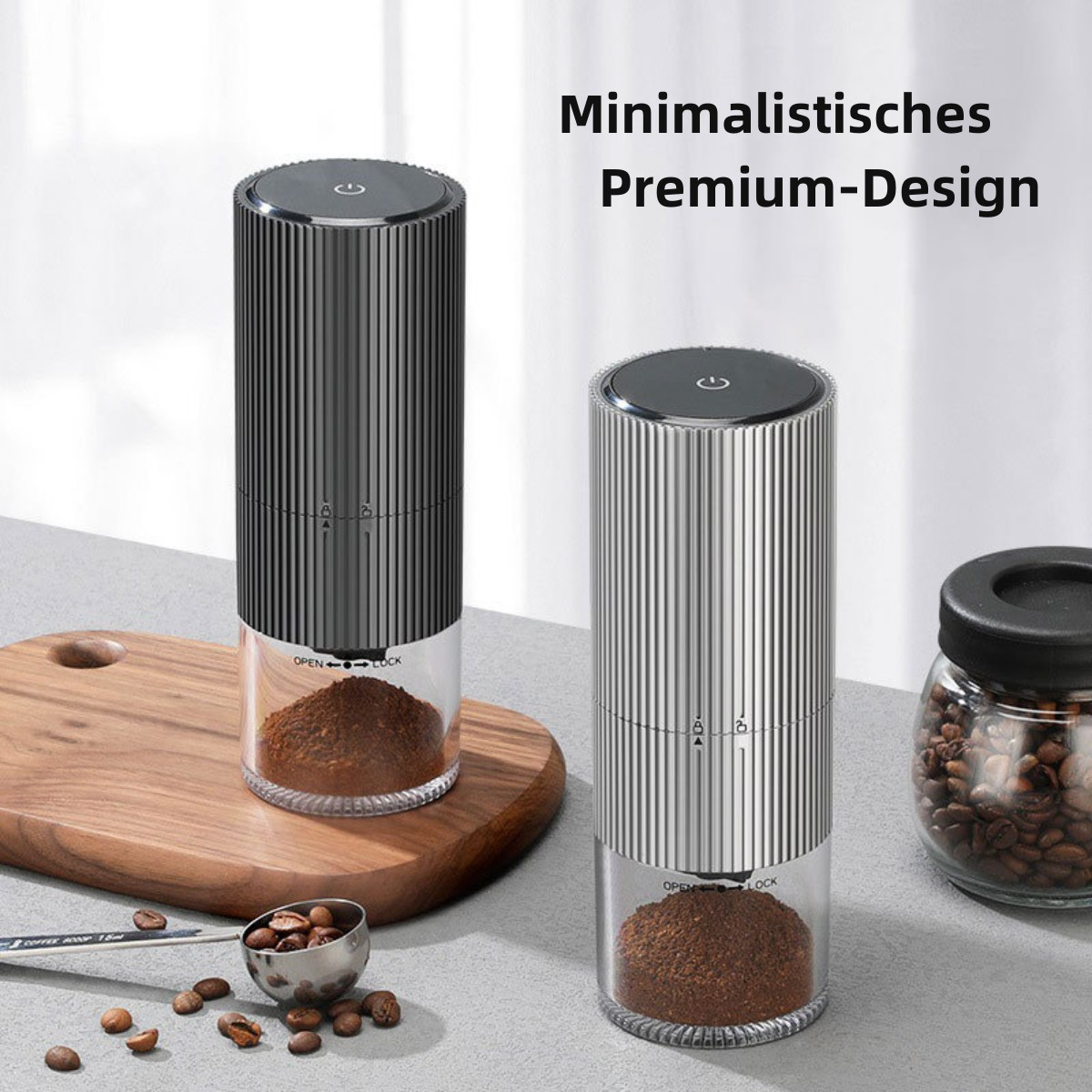 Zwei schwarz-silberne Kaffeemühlen mit Kaffeebohnen auf Holzbrett.