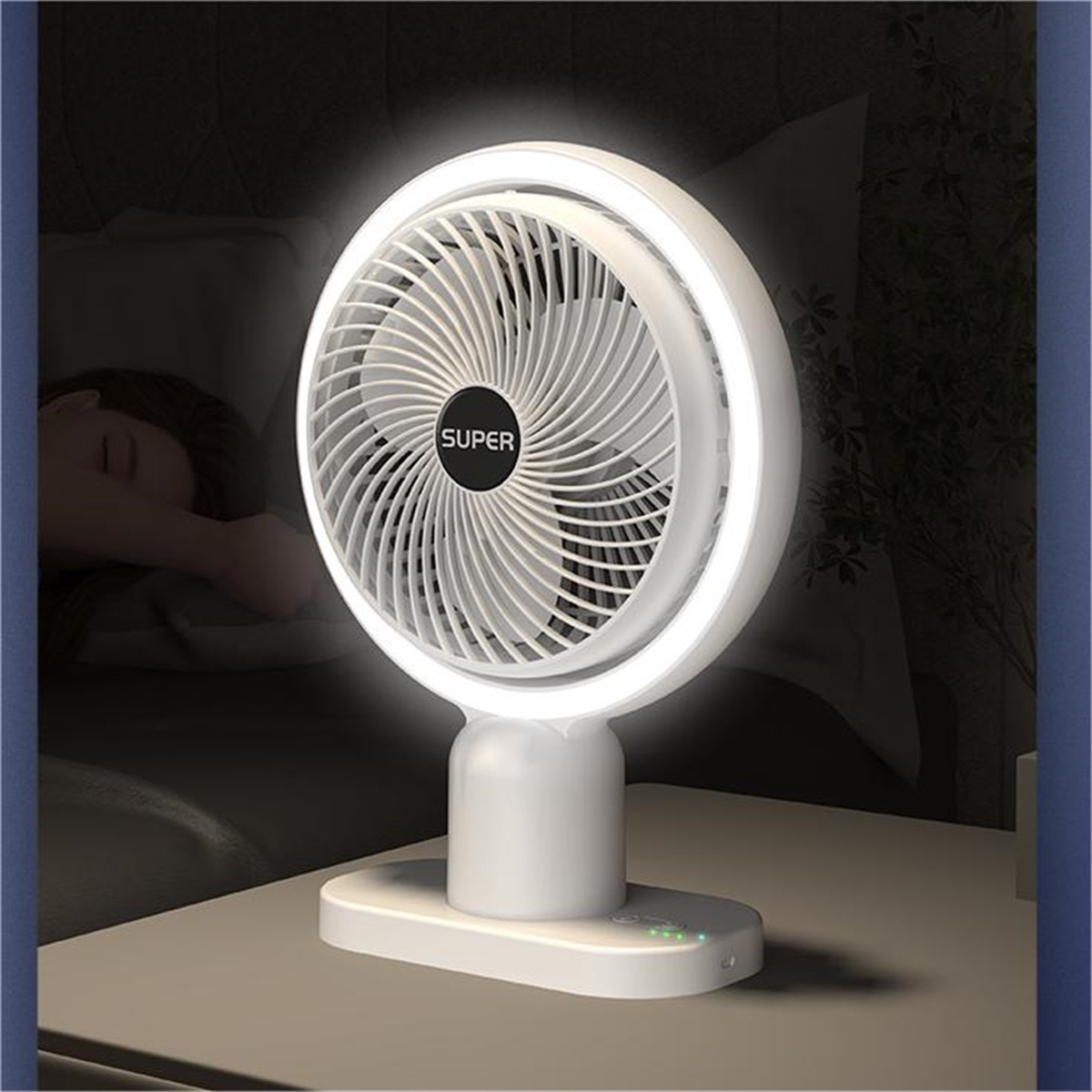 Weißer Schreibtischventilator mit Ringlicht neben einem Bett. Eine Person schläft.