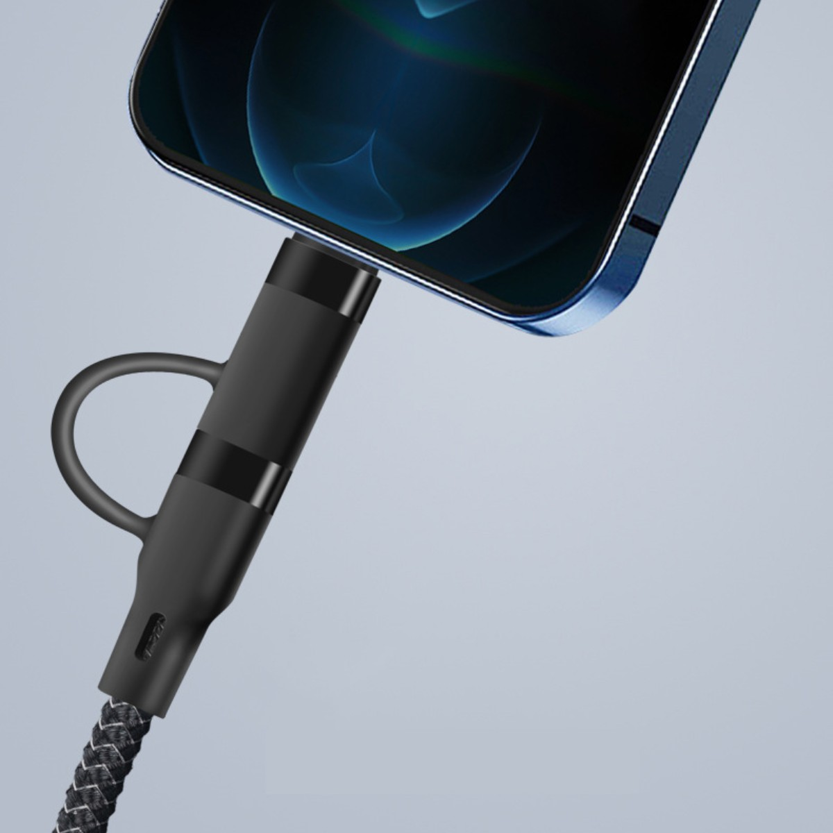 Ein schwarzes Ladekabel, das an ein blaues Smartphone angeschlossen ist.