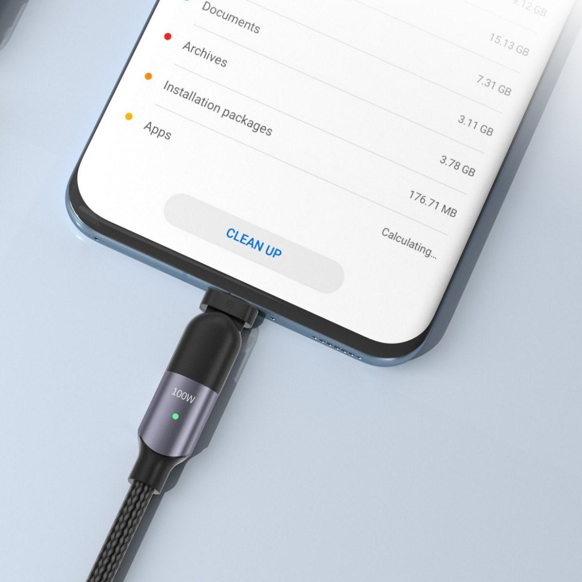 Ein Telefon, das mit einem 100W Kabel geladen wird, zeigt einen Bereinigungsprozess.