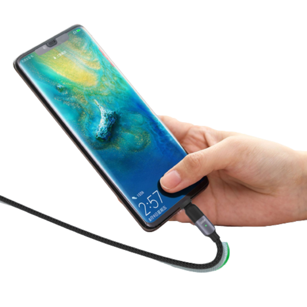 Eine Hand hält ein Telefon, das mit einem Ladekabel verbunden ist. Das Telefon zeigt 2:57 an. Das Kabel ist schwarz und grün.
