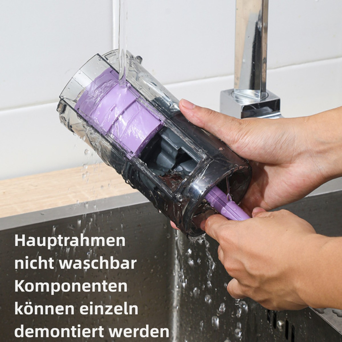 Hände waschen den Staubbehälter eines Staubsaugers unter einem Wasserhahn, zeigen Demontage.