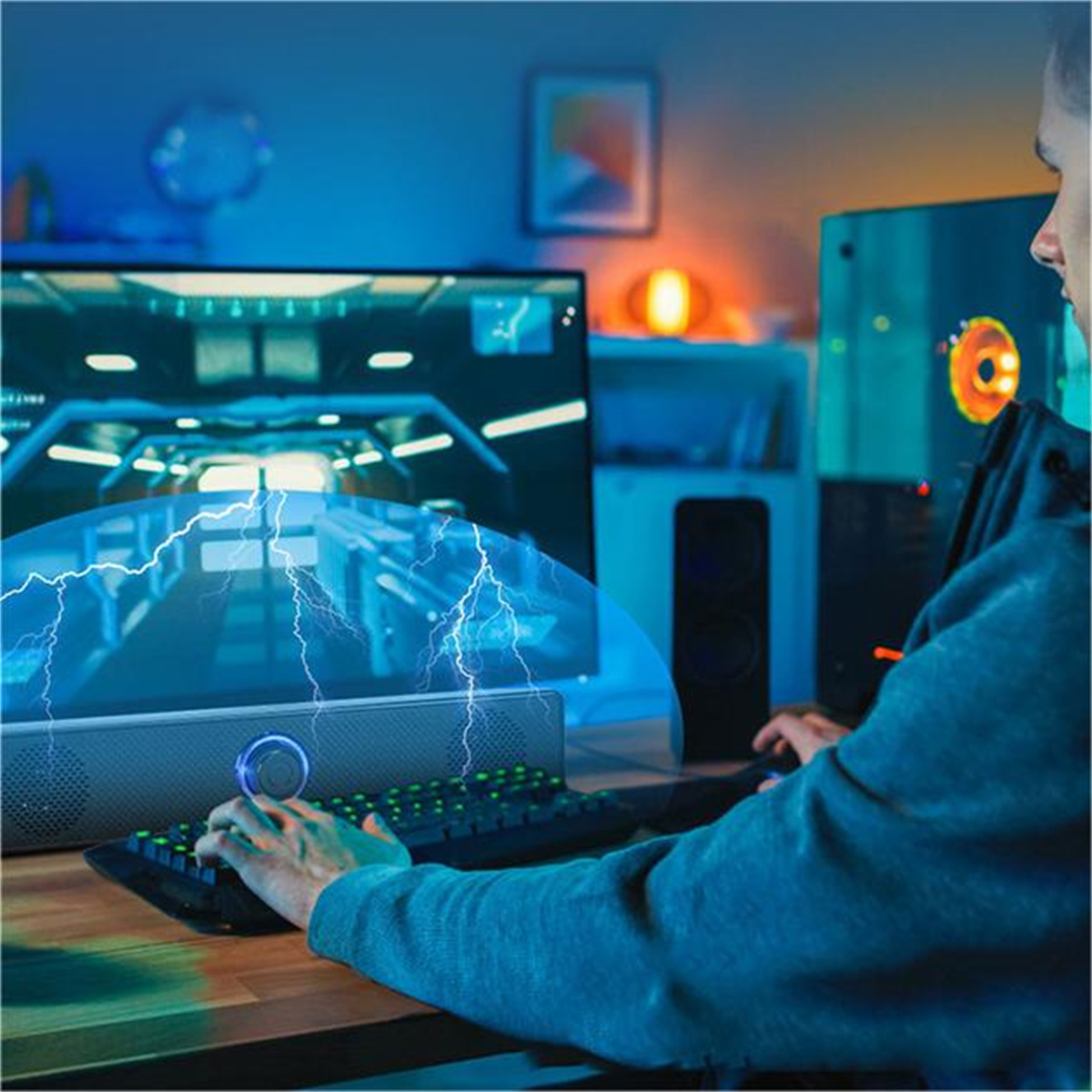 Mann spielt Spiel auf einem Monitor. Soundbar davor.