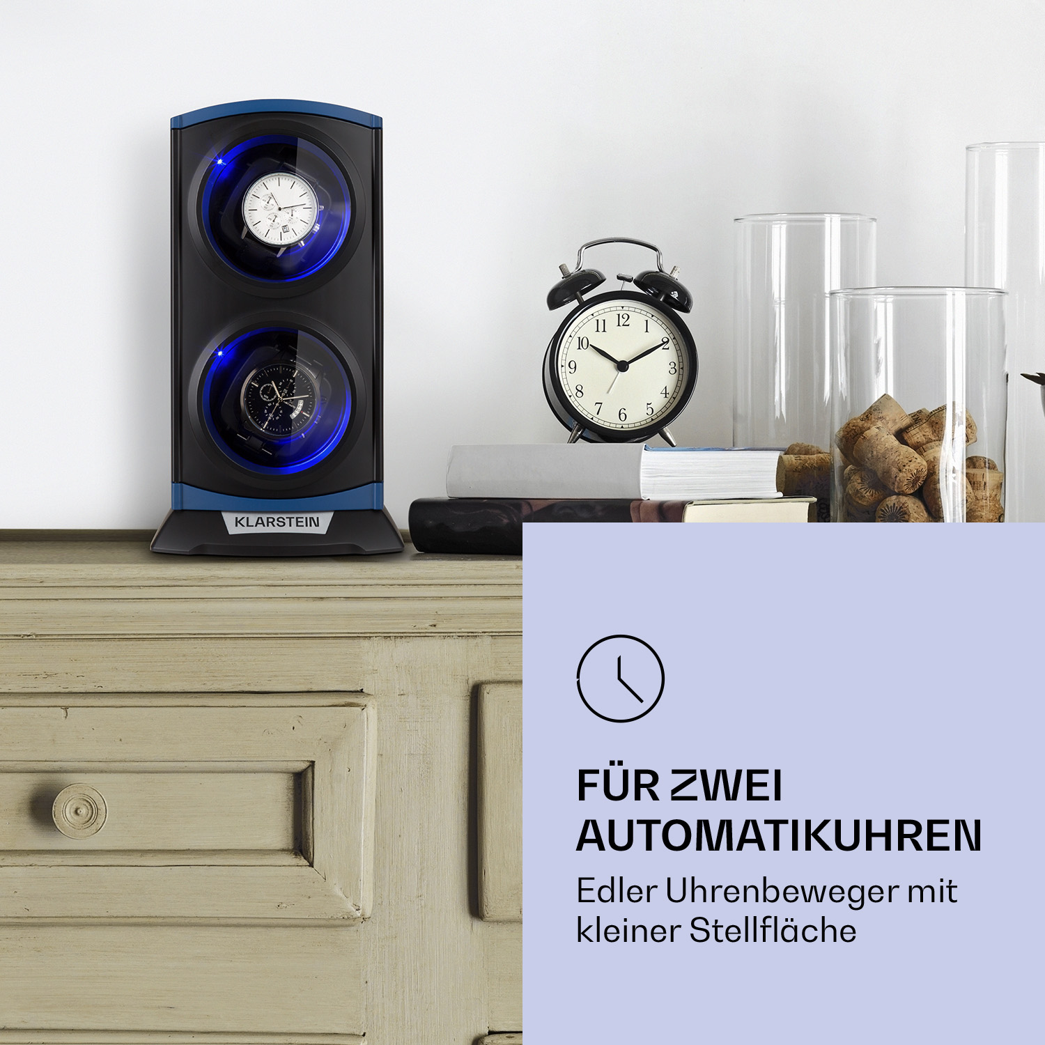 Schwarzer und blauer Uhrenbeweger mit zwei Uhren, einem schwarzen Wecker und Gläsern.