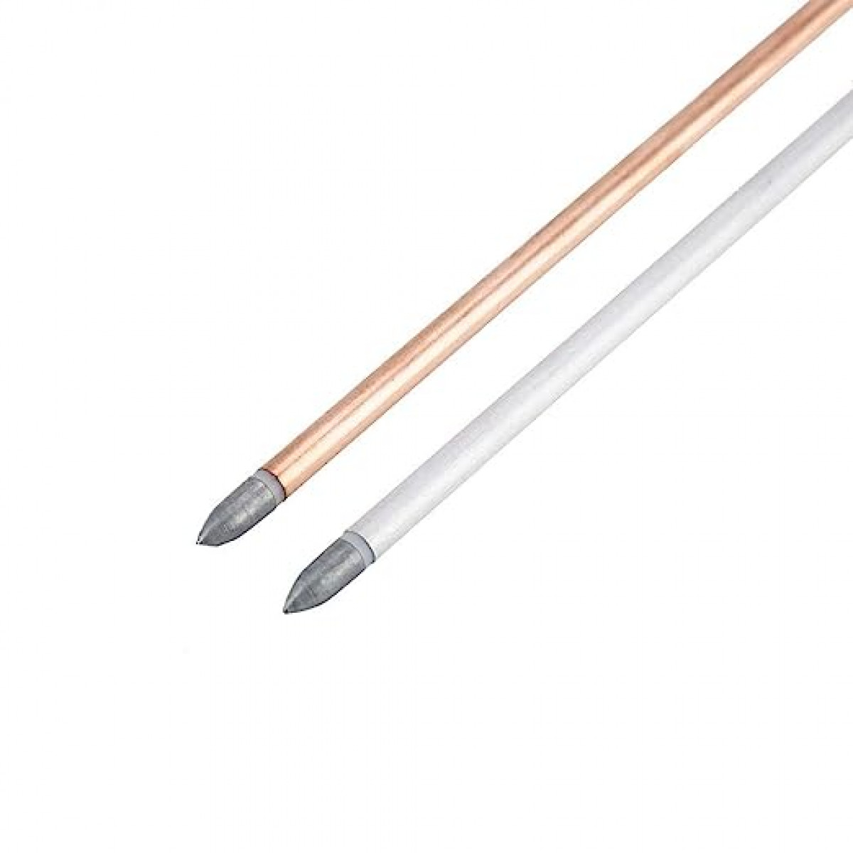 Zwei Metallstäbe. Einer ist kupferfarben, der andere silbern. Sie haben spitze Spitzen.