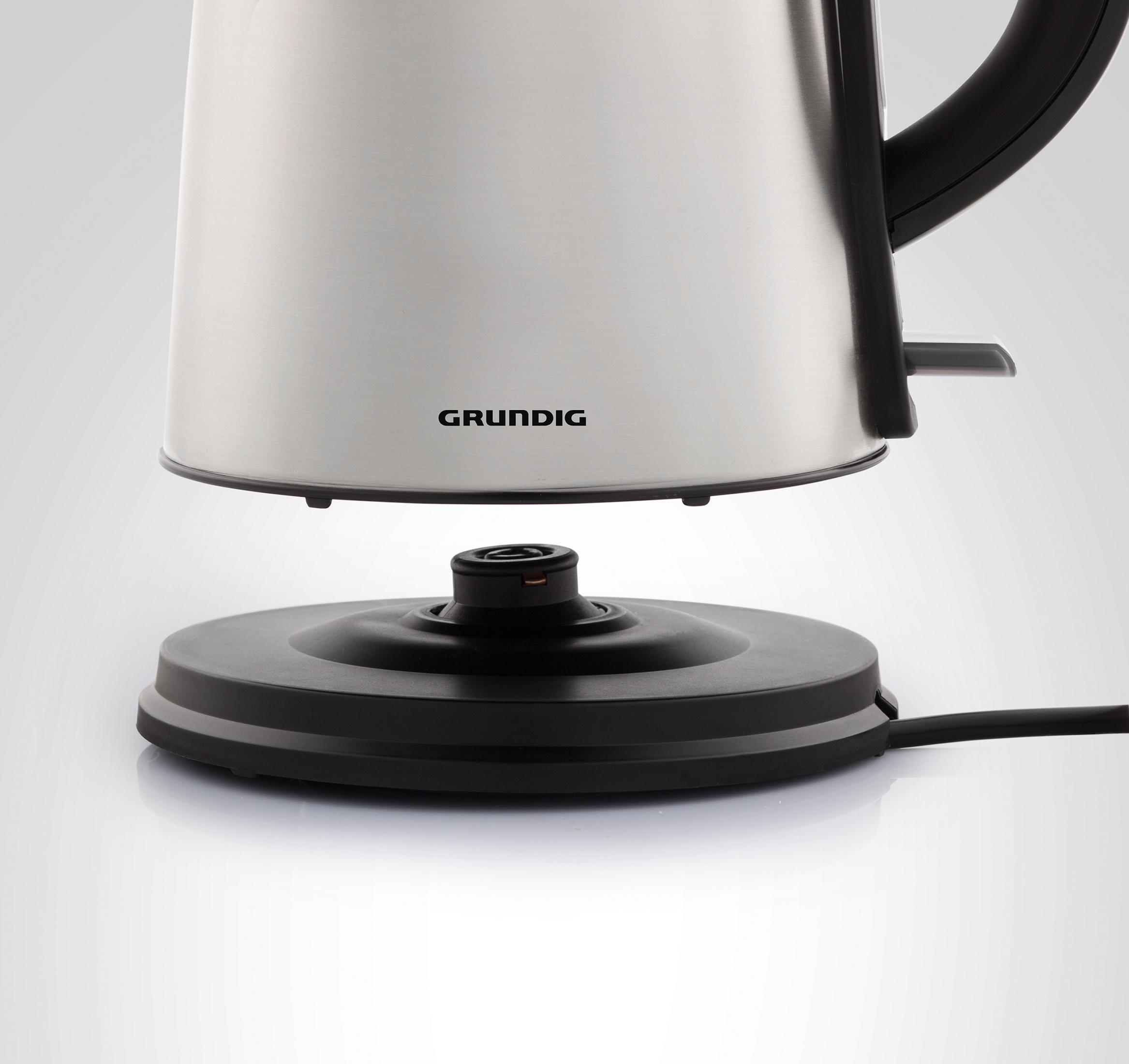 Una tetera eléctrica de acero inoxidable con base negra, que muestra la marca 'GRUNDIG'.
