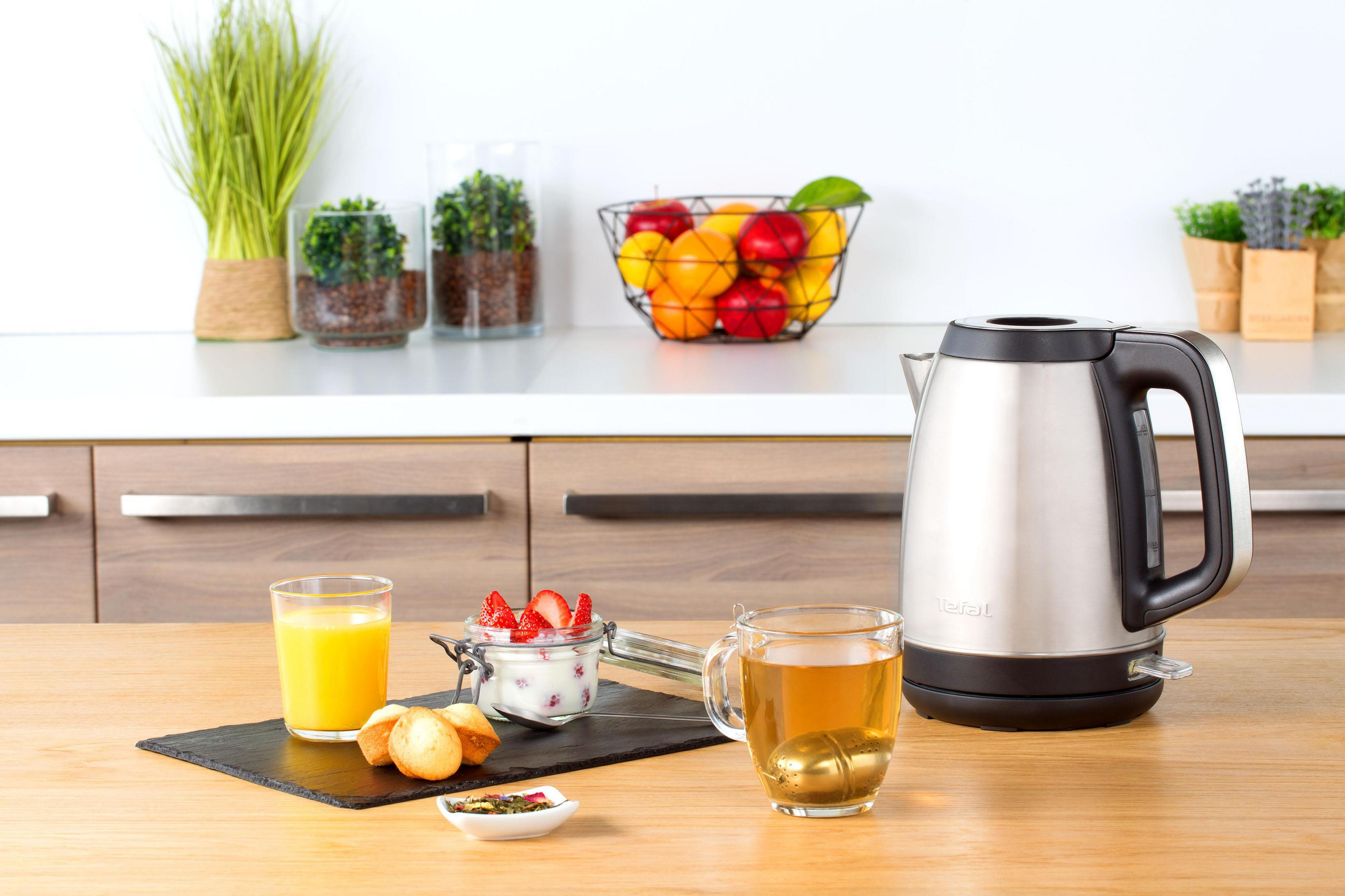 Blat kuchenny z produktami śniadaniowymi, w tym czajnik i sok.