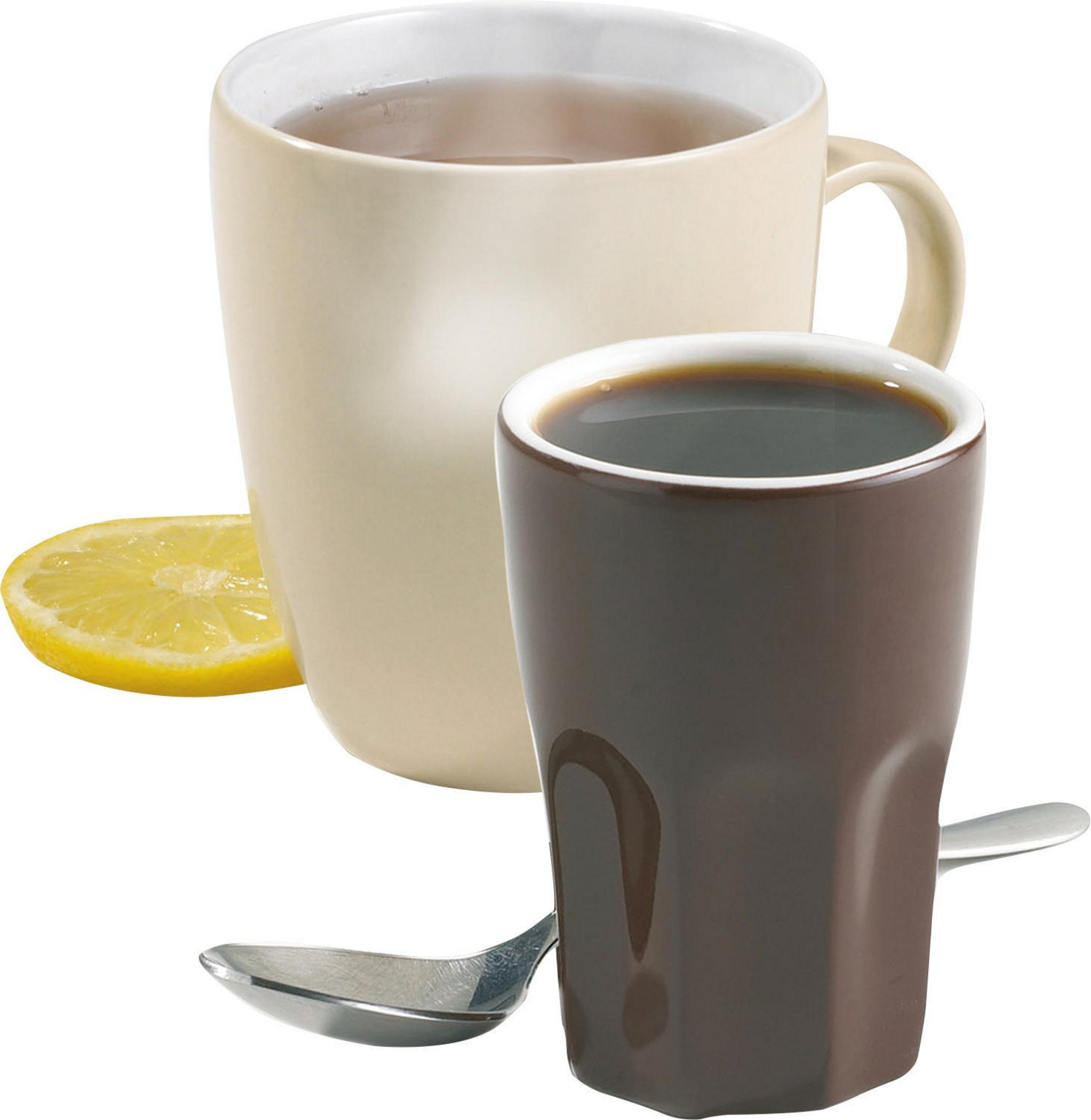 Zwei Tassen, eine hohe beige mit Tee, die andere kurze braune mit Kaffee und eine Zitronenscheibe.