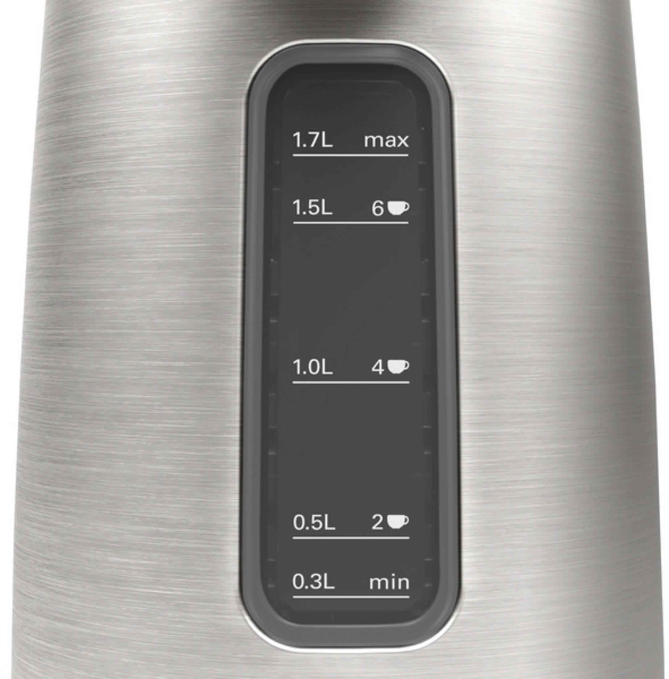 Elektryczny czajnik ze stali nierdzewnej, pokazujący oznaczenia poziomu wody, na białym tle.