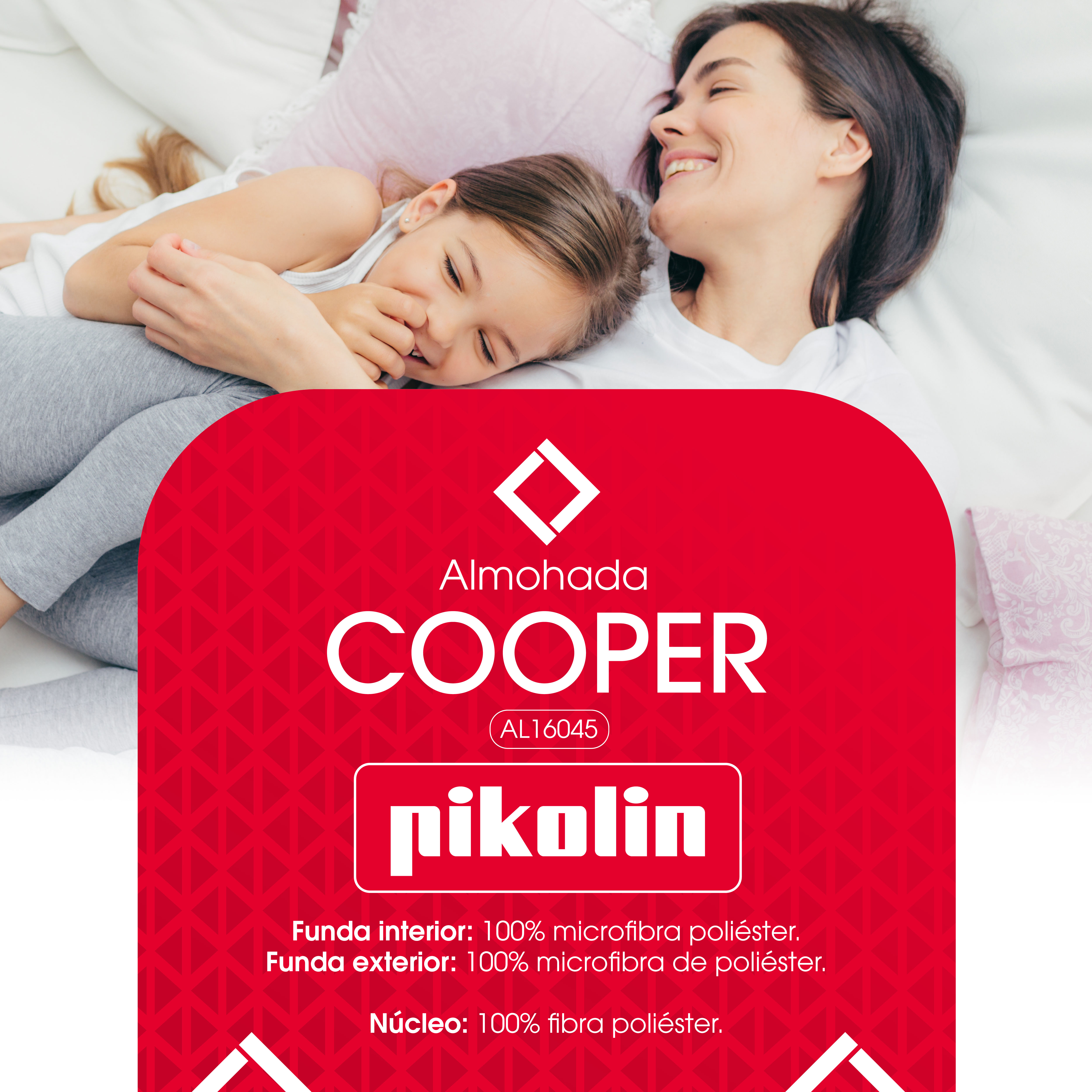 Una mujer y un niño están acostados en una cama con una almohada roja y una exhibición de producto, una almohada.