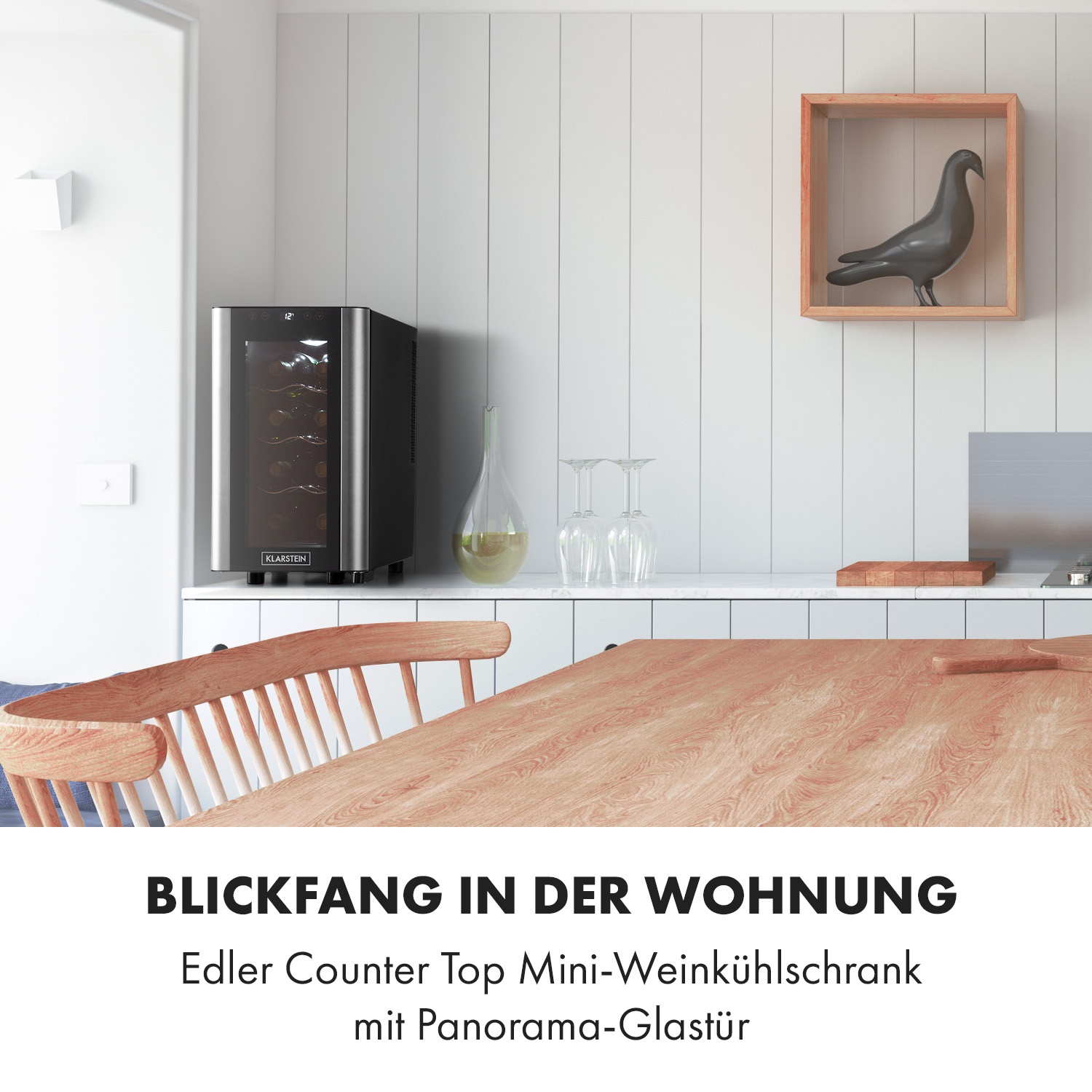 Wohnzimmer mit Weinkühler, Holztisch und Dekoration. Text: Blickfang in der Wohnung.