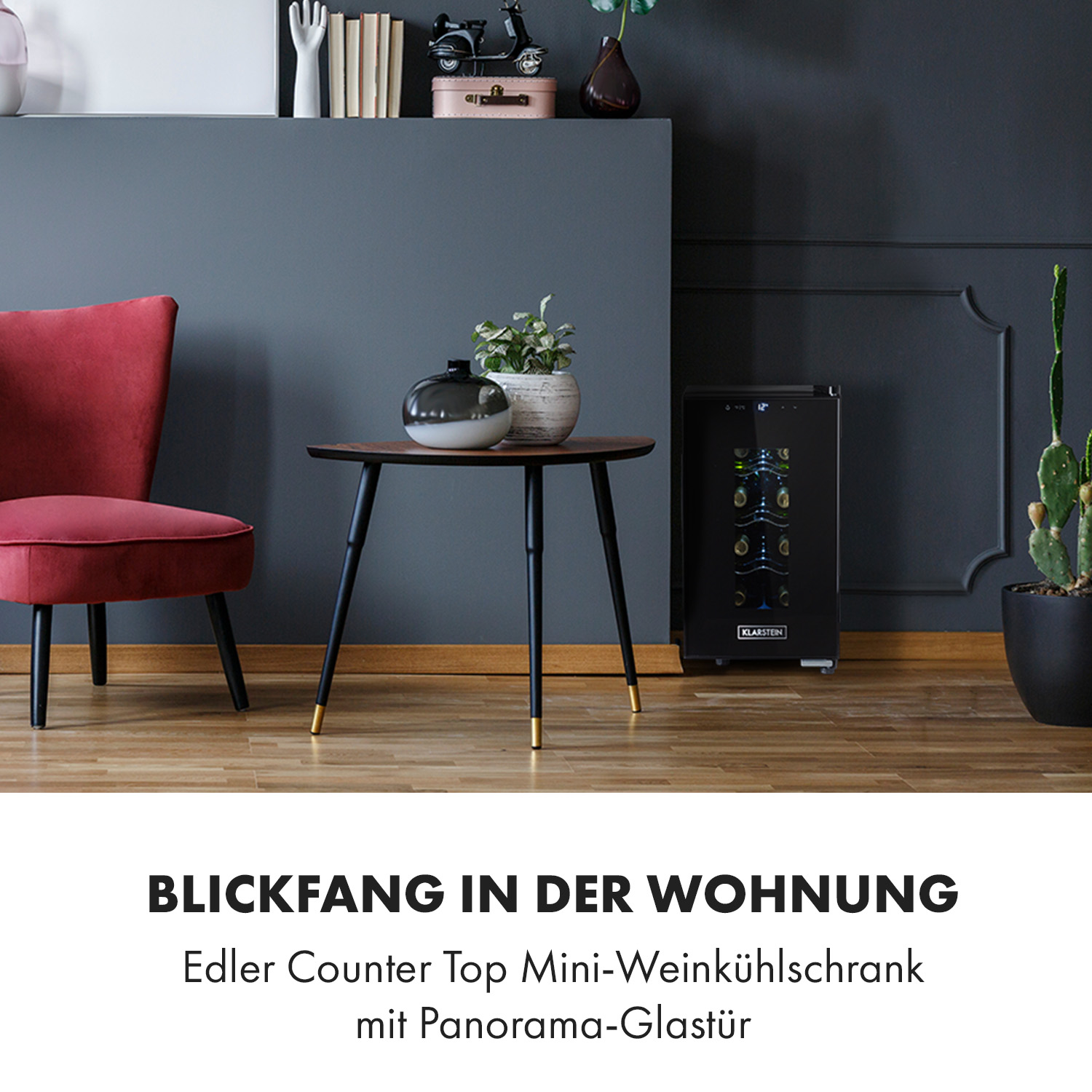 Innenraum mit Weinkühler, rotem Stuhl und Tisch, mit deutschem Text.