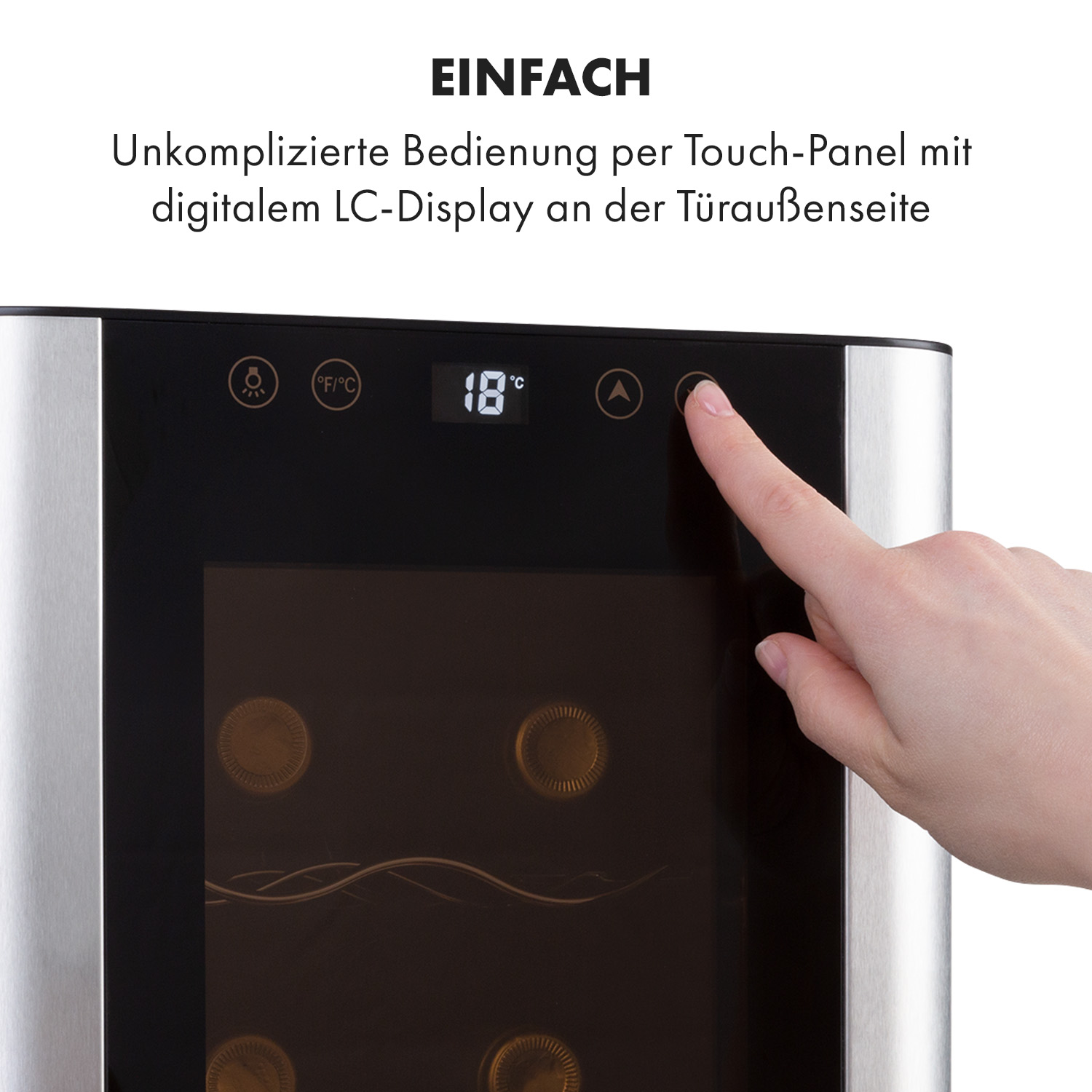 Eine Hand berührt das Touchpanel eines Weinkühlers, um die Einstellungen anzupassen.