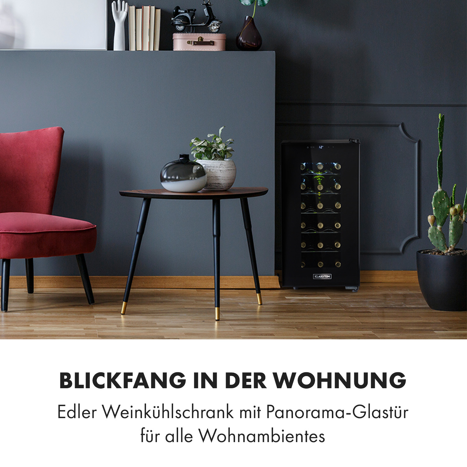 Wohnzimmer mit Weinkühler, Tisch mit Pflanzen und rotem Stuhl. Dunkler Hintergrund.